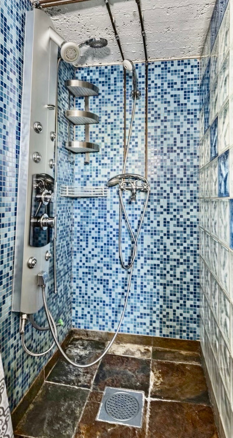 Dusjnisje på badet i underetg. Galleribilde