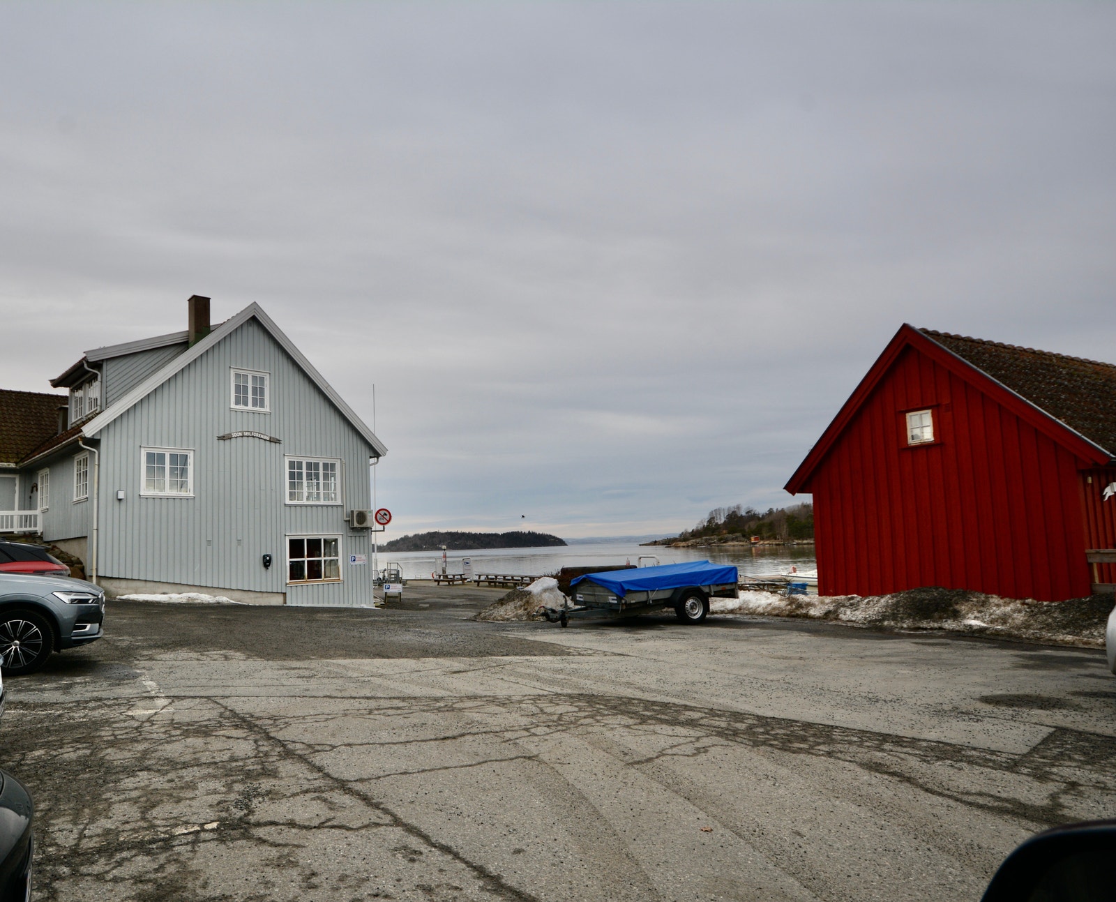 Rett syd for Son Torg ligger Soon Seilforenings klubbhus med bryggeanlegg. Galleribilde
