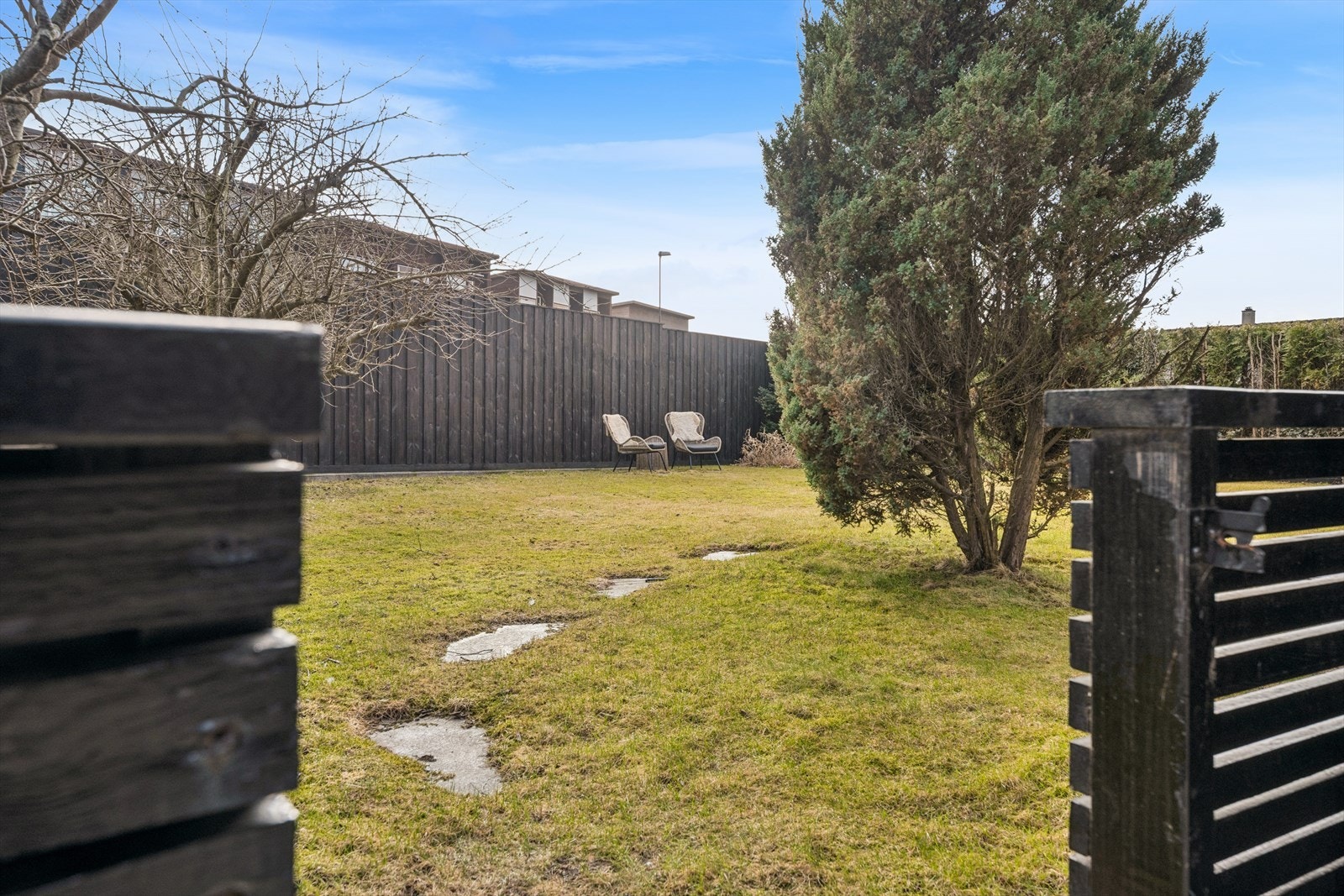 Romslig, flat og bruksvennlig hage. Galleribilde