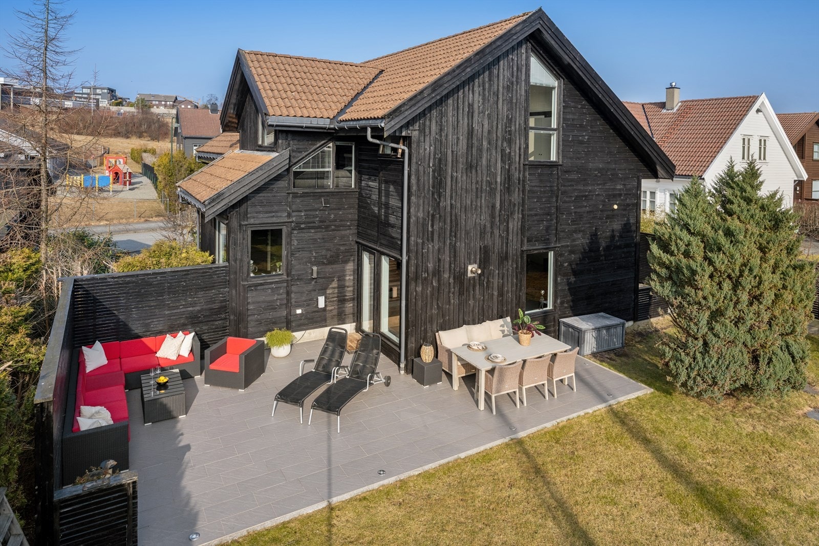 Boligen har flere solrike uteplasser rundt boligen. Samtidig er det en lun beliggenhet, godt skjermet for den kalde nordvesten. Galleribilde