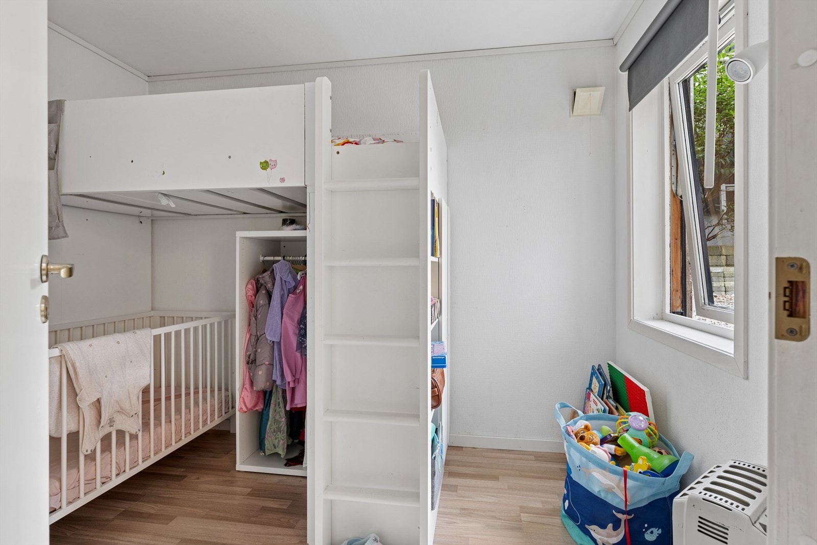 Rom godkjent som stue(ikke bruksendret til soverom). Se pkt. ferdigattest. Galleribilde