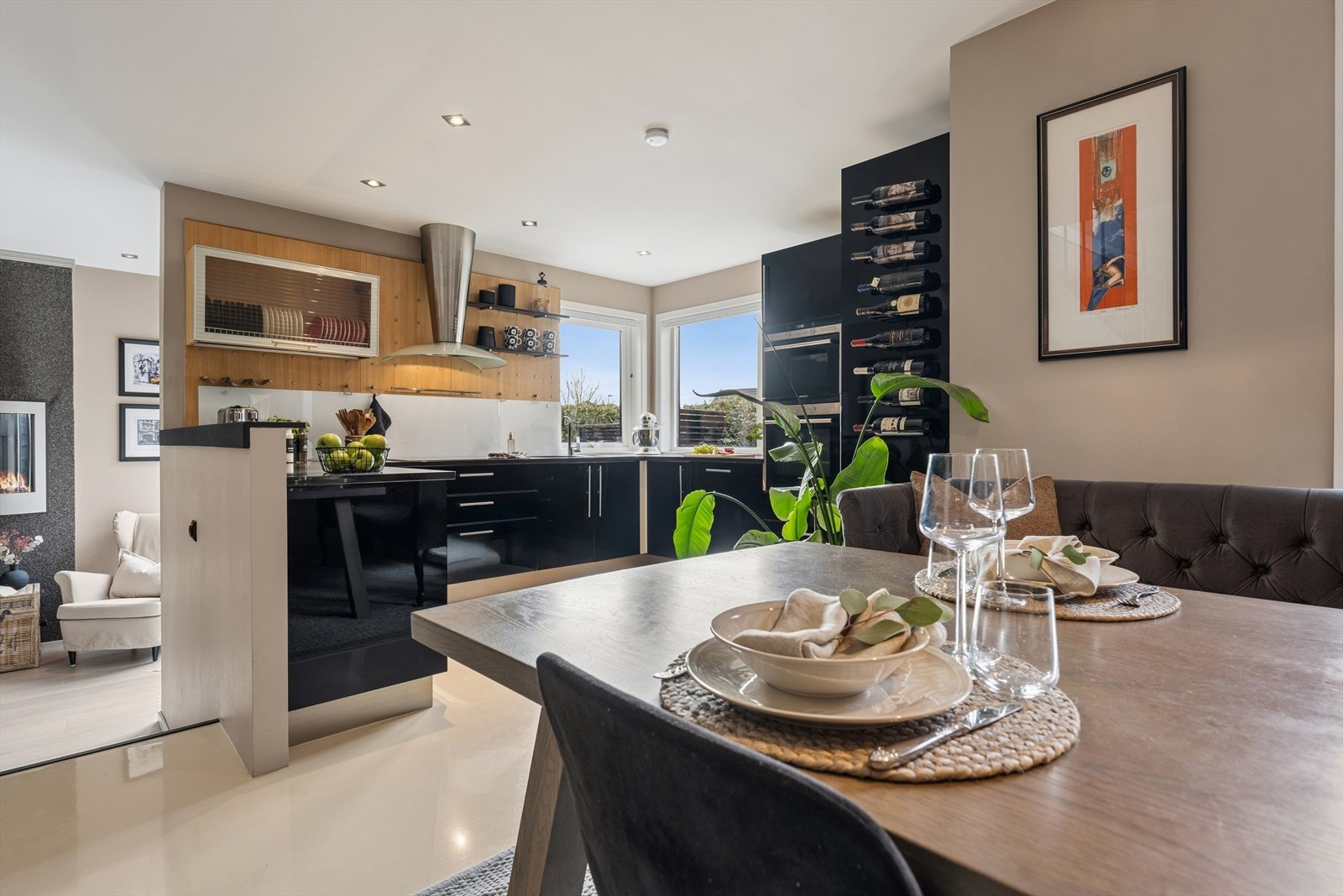 I 1. etasje finner du vaskerom, entre, gjestetoalett, soverom(kontor), kjøkken og stuer. Galleribilde