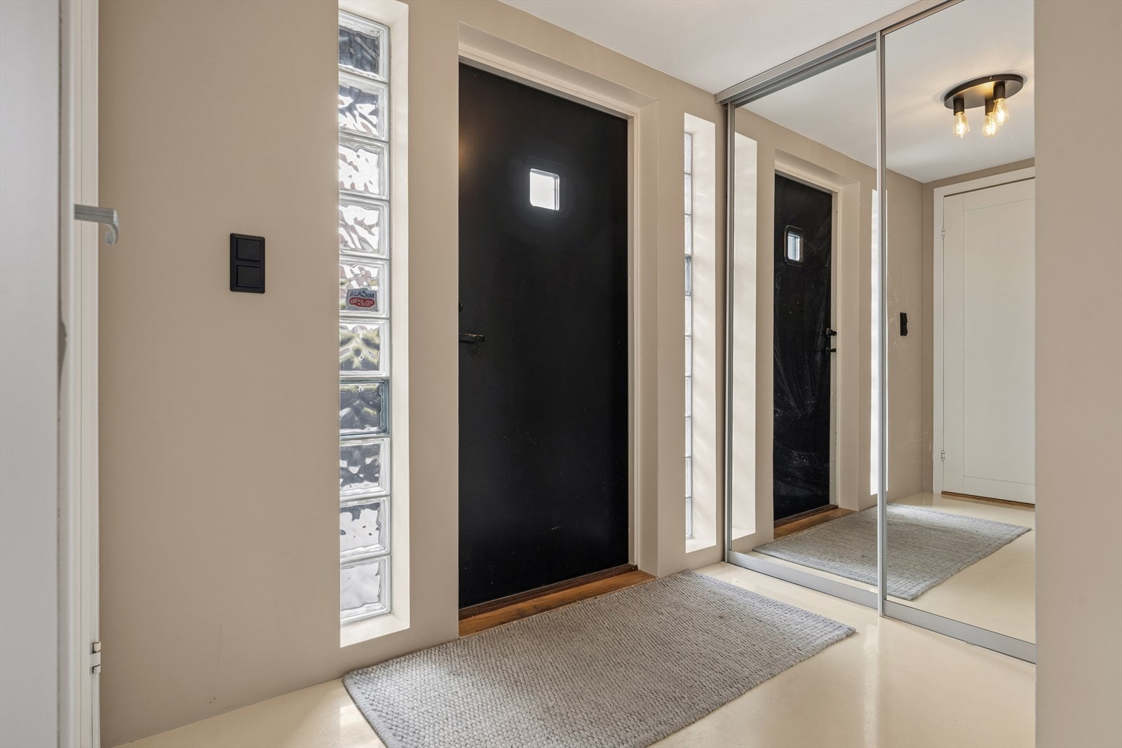 Entré med skyvedørsgarderobe og god plass til omkledning. Galleribilde