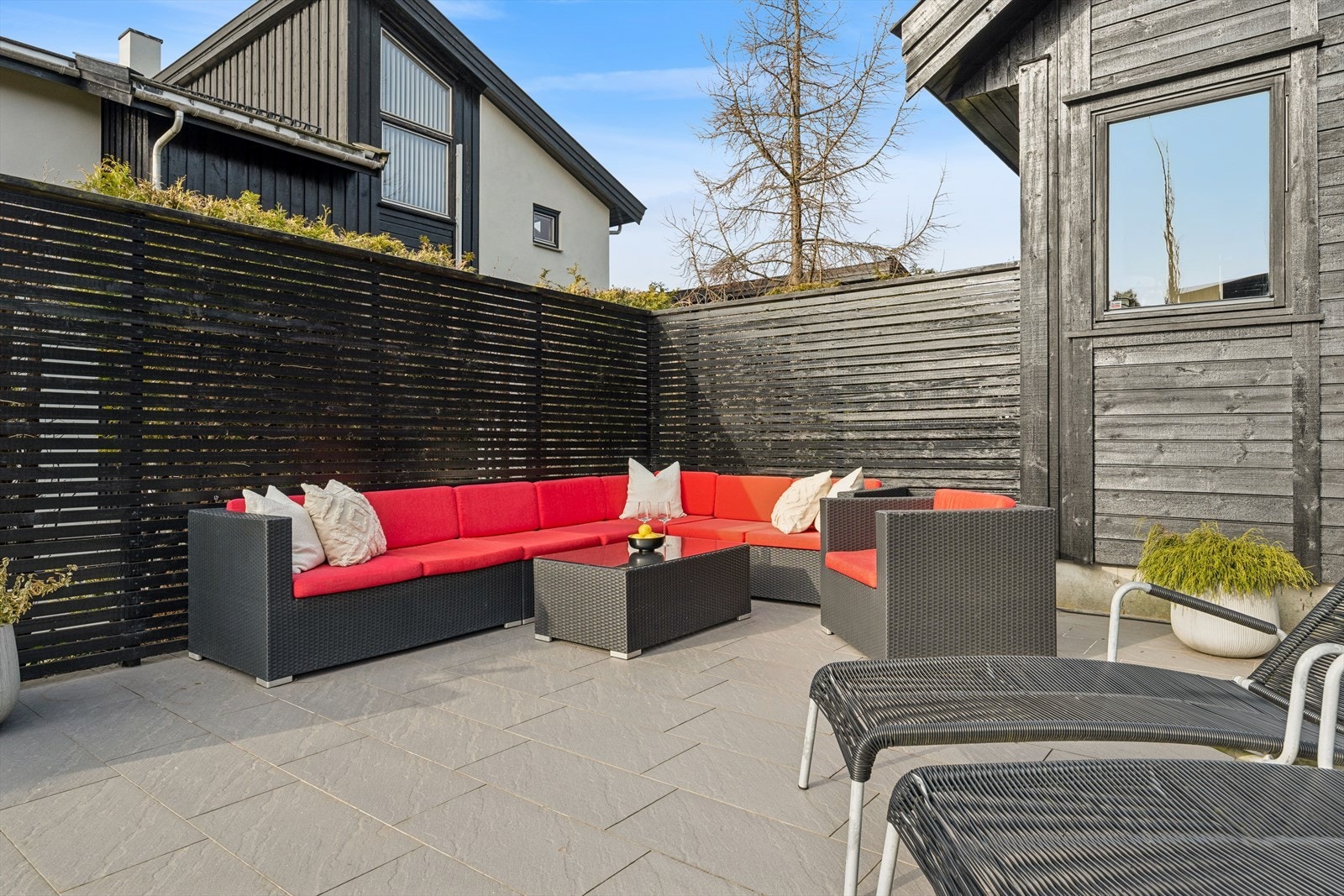 Solrik, lun og trivelig uteplass. Galleribilde