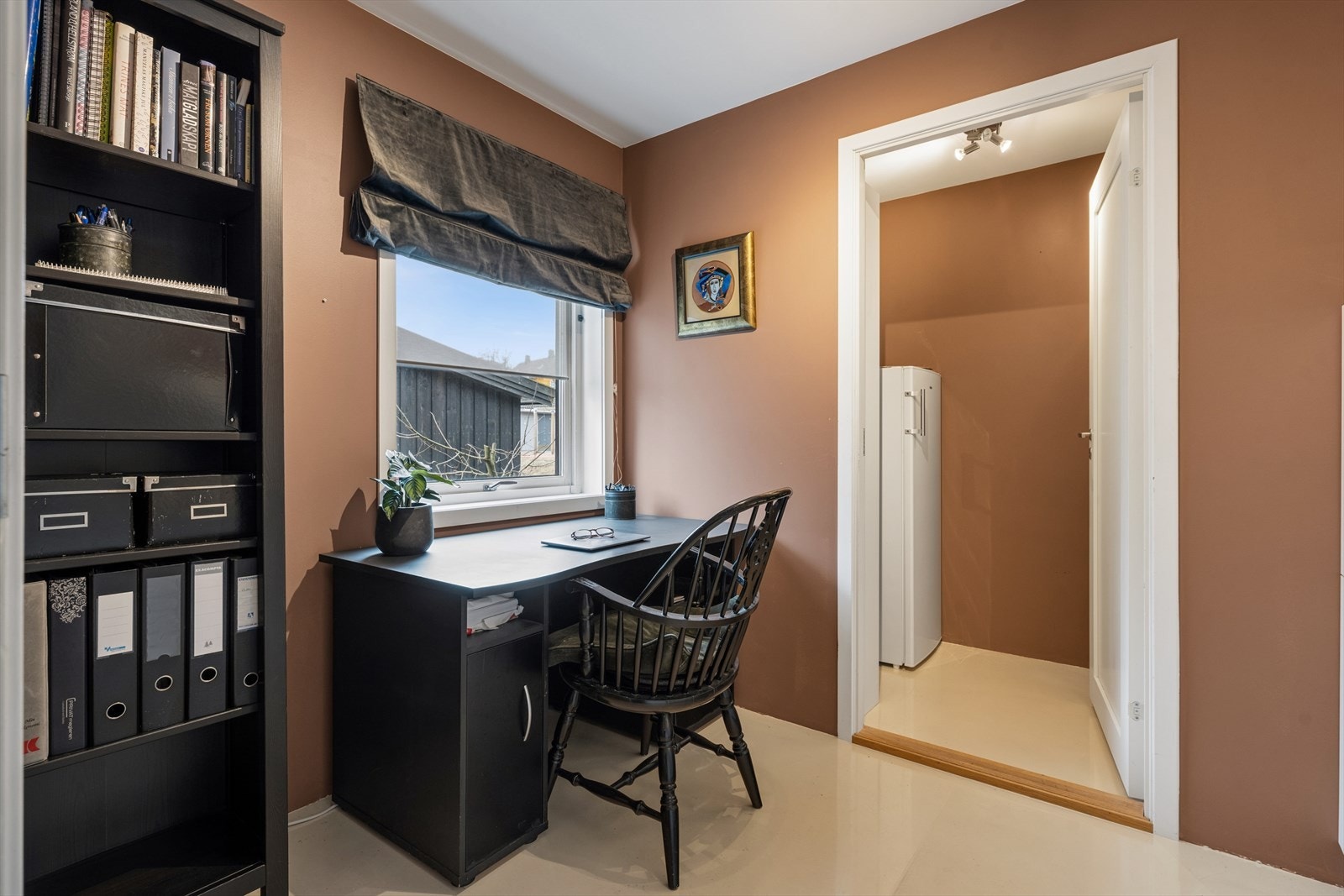 Rom i 1. etasje, i dag innredet til kontor. Galleribilde