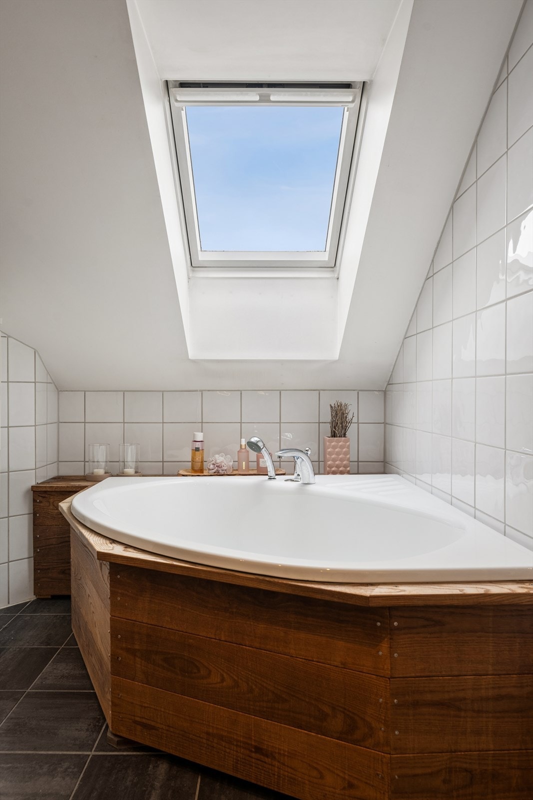 Hjørnebadekar med mulighet for stjernekikking. Galleribilde