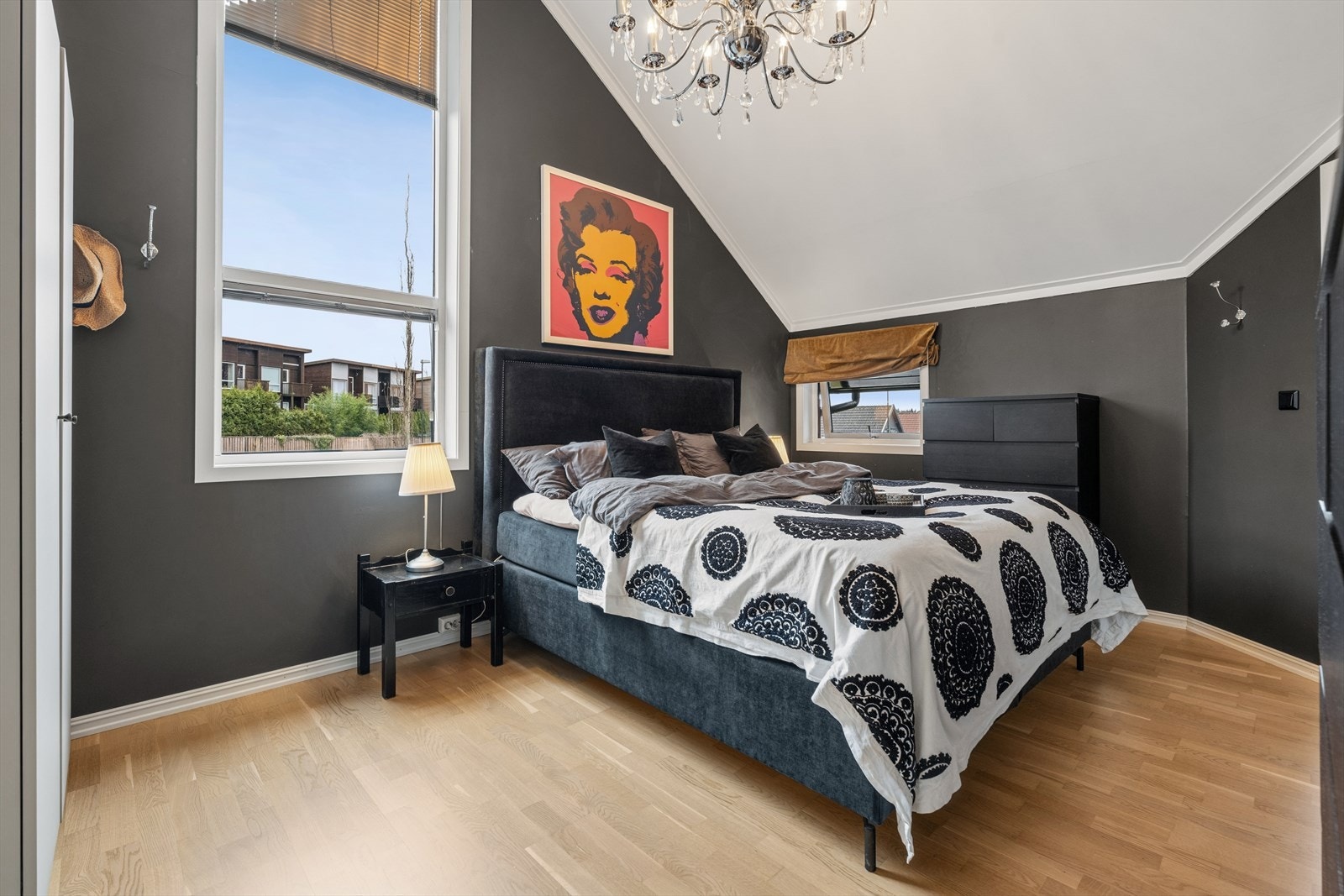 Hovedsoverommet har fantastisk takhøyde og romfølelse. Galleribilde