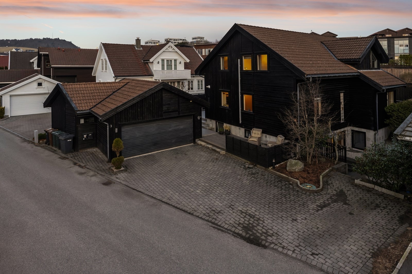 Stor dobbel garasje med bod og loft, samt romslig gårdsrom Galleribilde