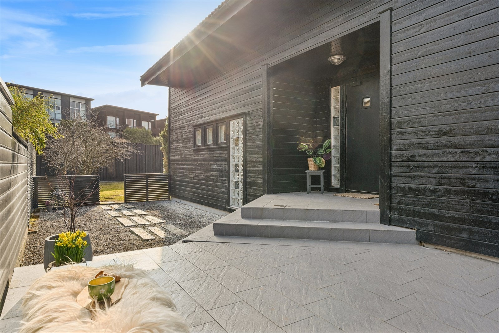 Innbydende inngangsparti inn i boligen, eller videre ut i hagen. Galleribilde