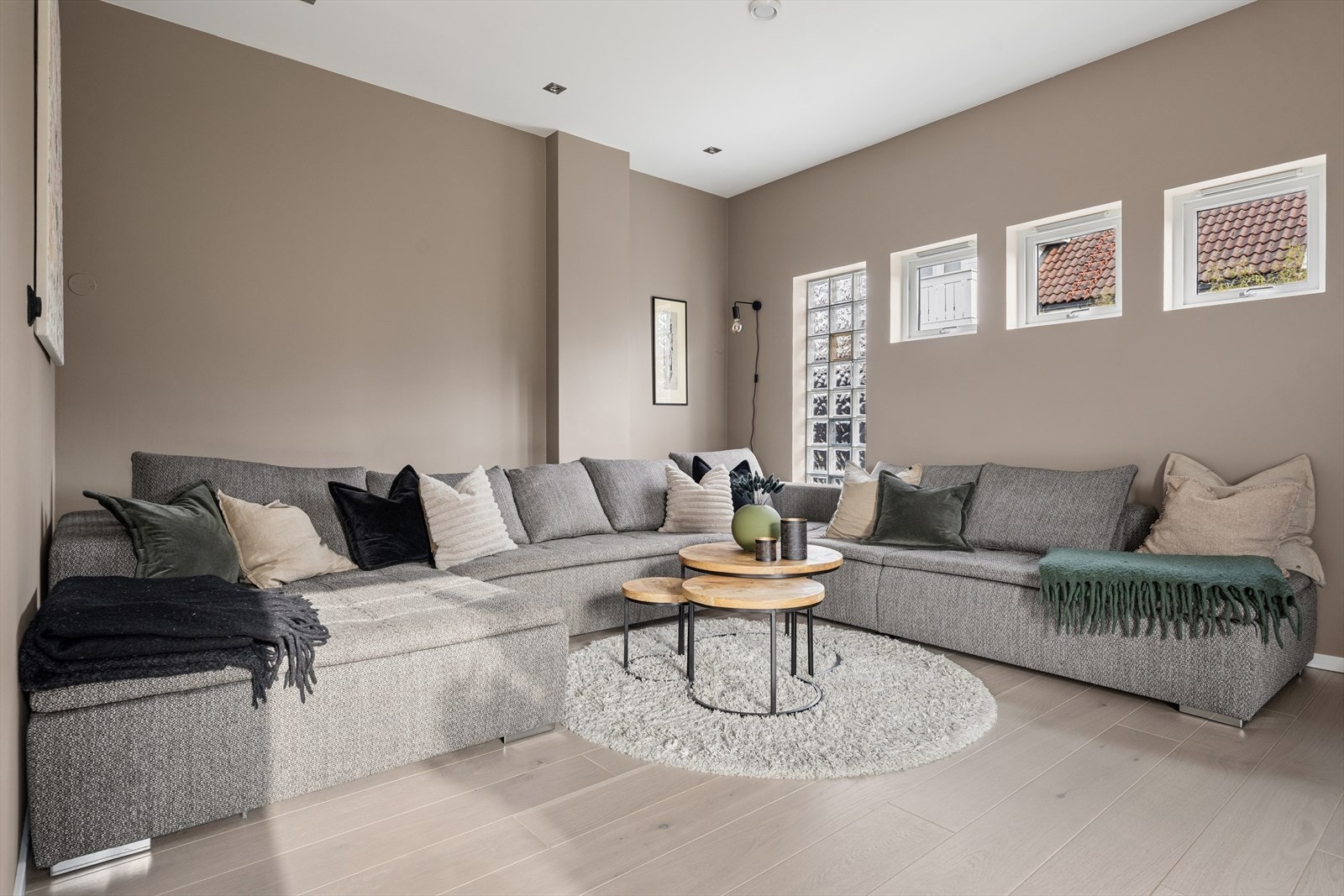 Stor og praktisk TV-stue i 1. etasje. Galleribilde