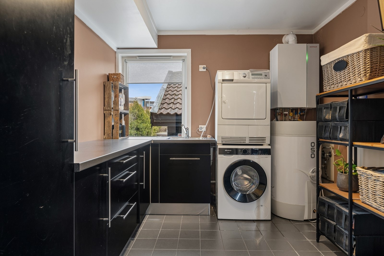 Vaskerom og med bi-inngang og tekniske installasjoner. Boligen har vannbåren varme med gasskjel. Galleribilde