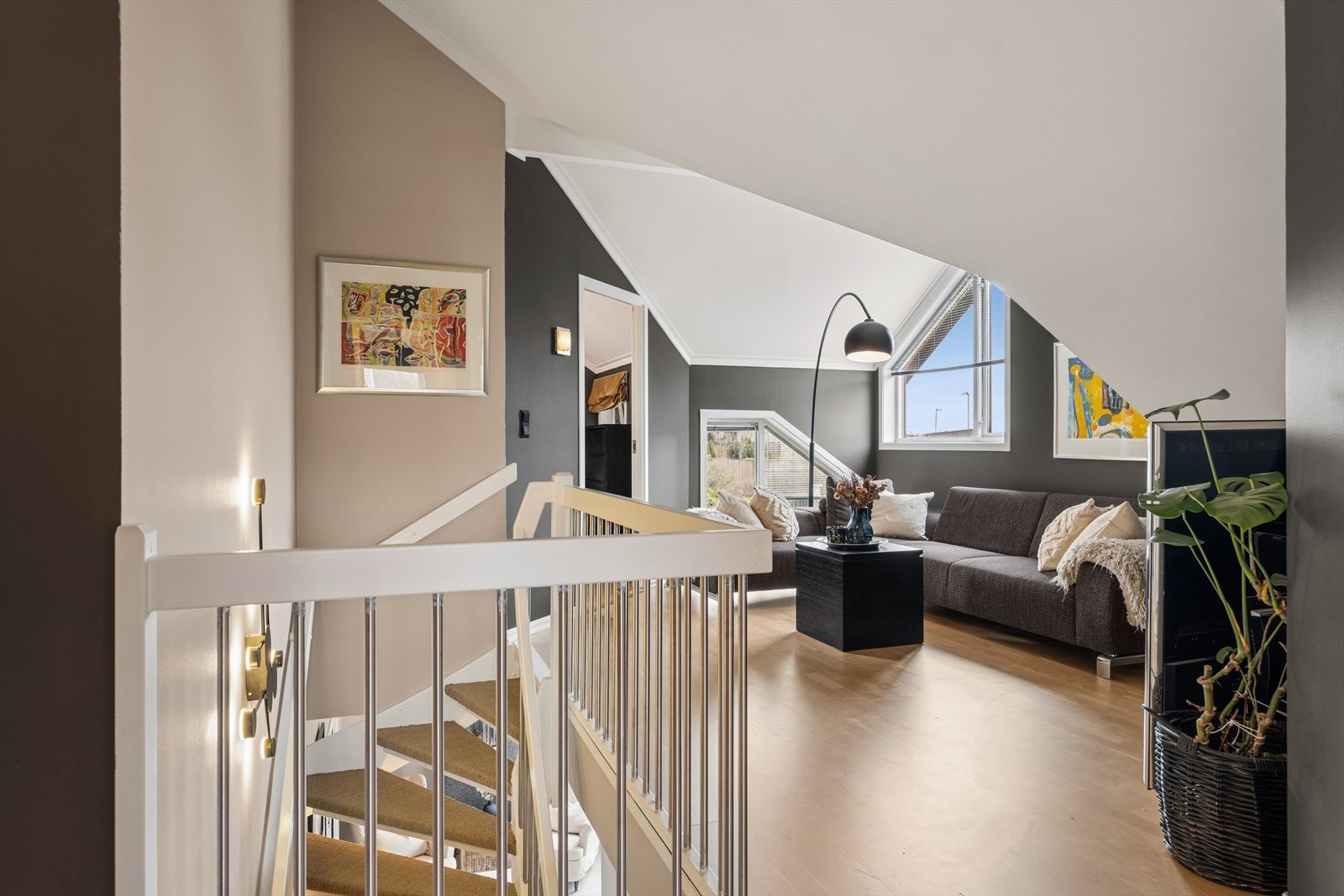 Loftsstuen har god plass til sofa, TV og tilhørende møblement. Galleribilde