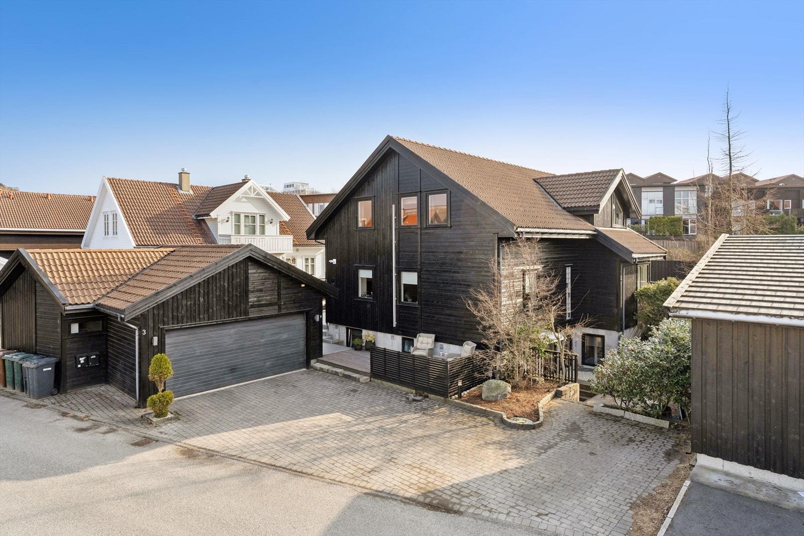 I det steinbelagte gårdsrommet er det godt med biloppstillingsplasser. Galleribilde