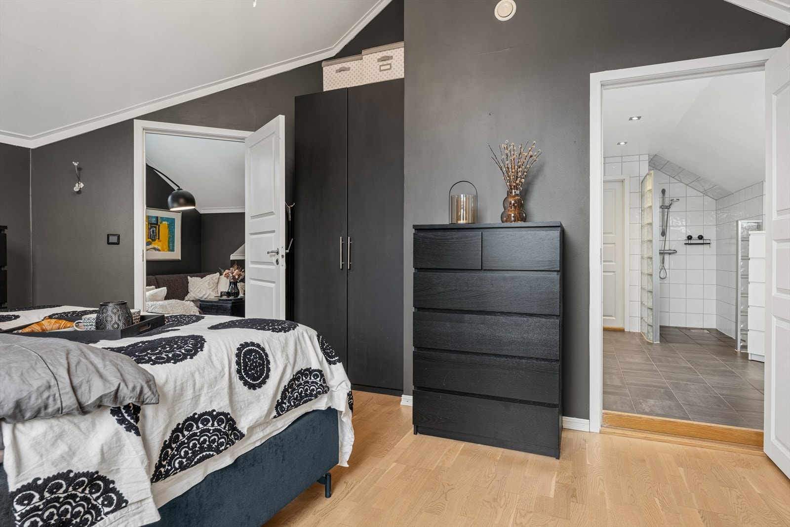 Det er direkte tilgang på bad og eget walk-in-closet. Galleribilde