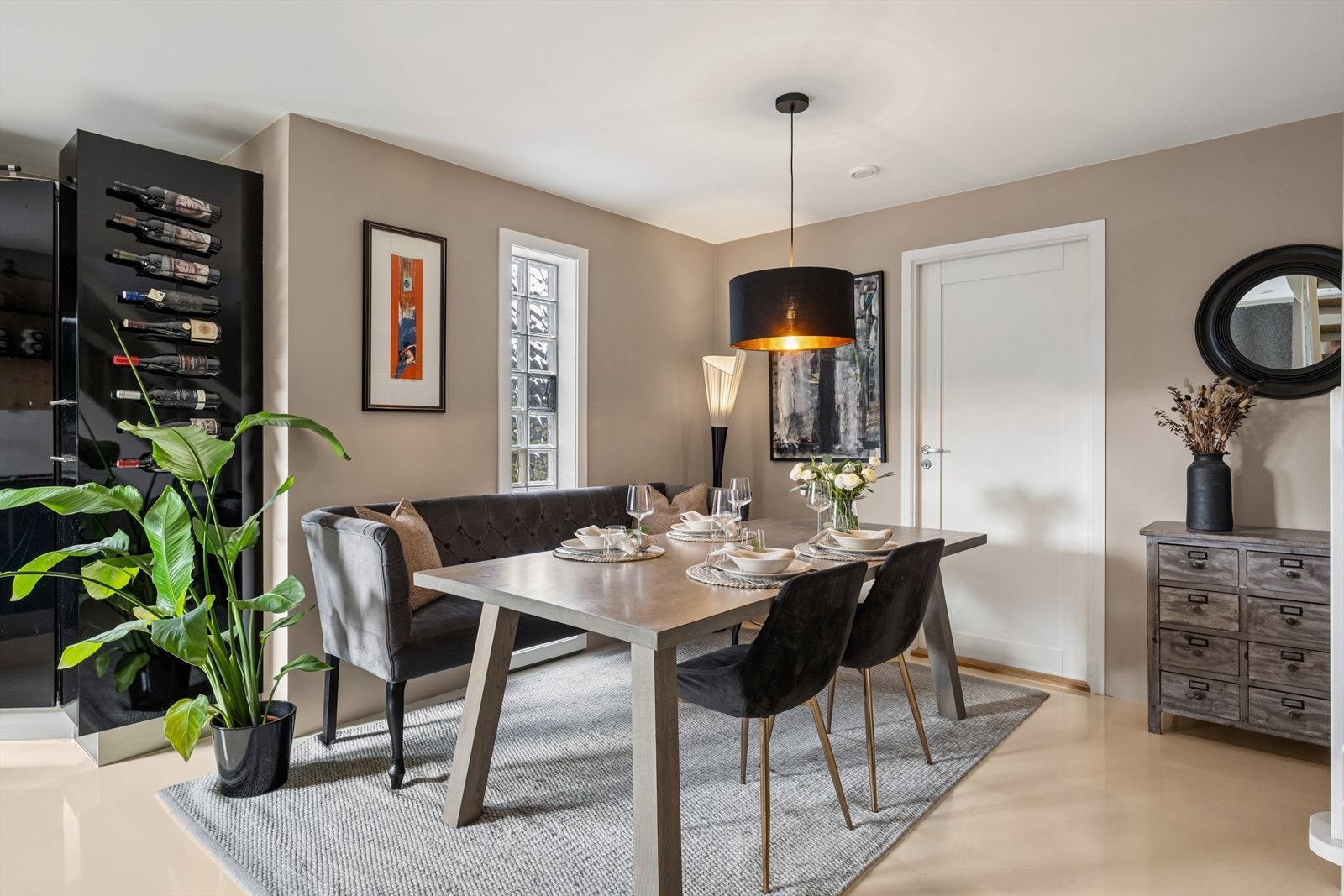 Spiseplasssen ligger nærme kjøkkenet. Galleribilde