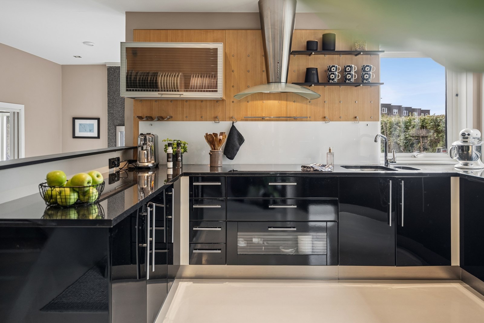 Kjøkkenet har integrerte hvitevarer og avtrekk rett ut. Galleribilde