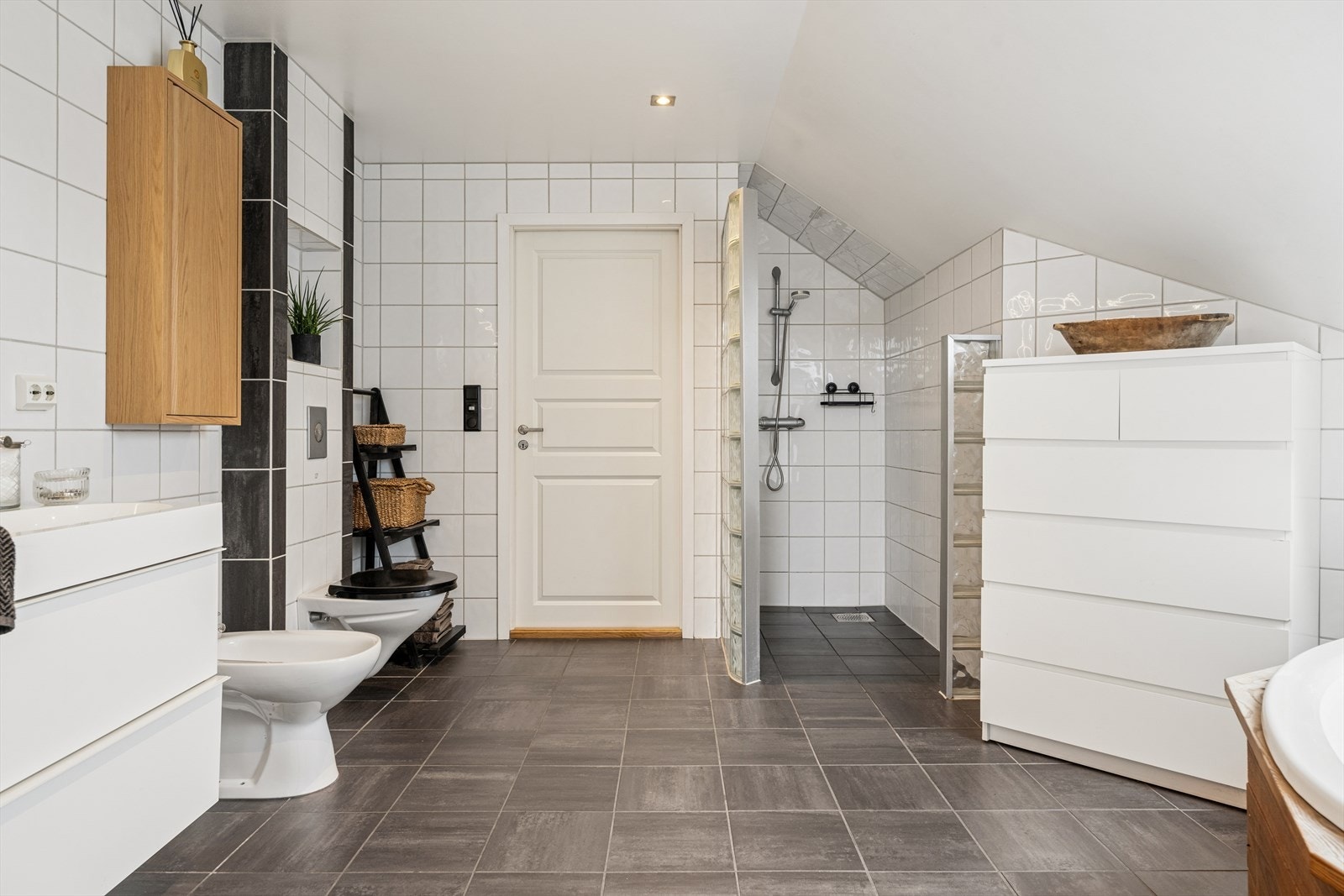 Helfliset baderom i 1. etasje. Galleribilde