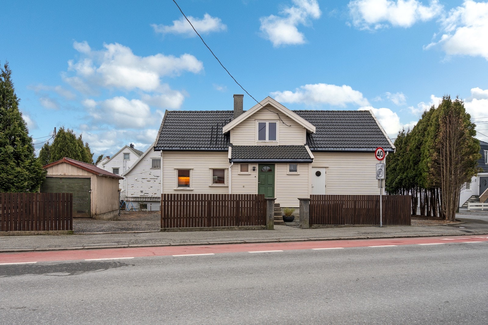 God parkering i gruset gårdsrom Galleribilde