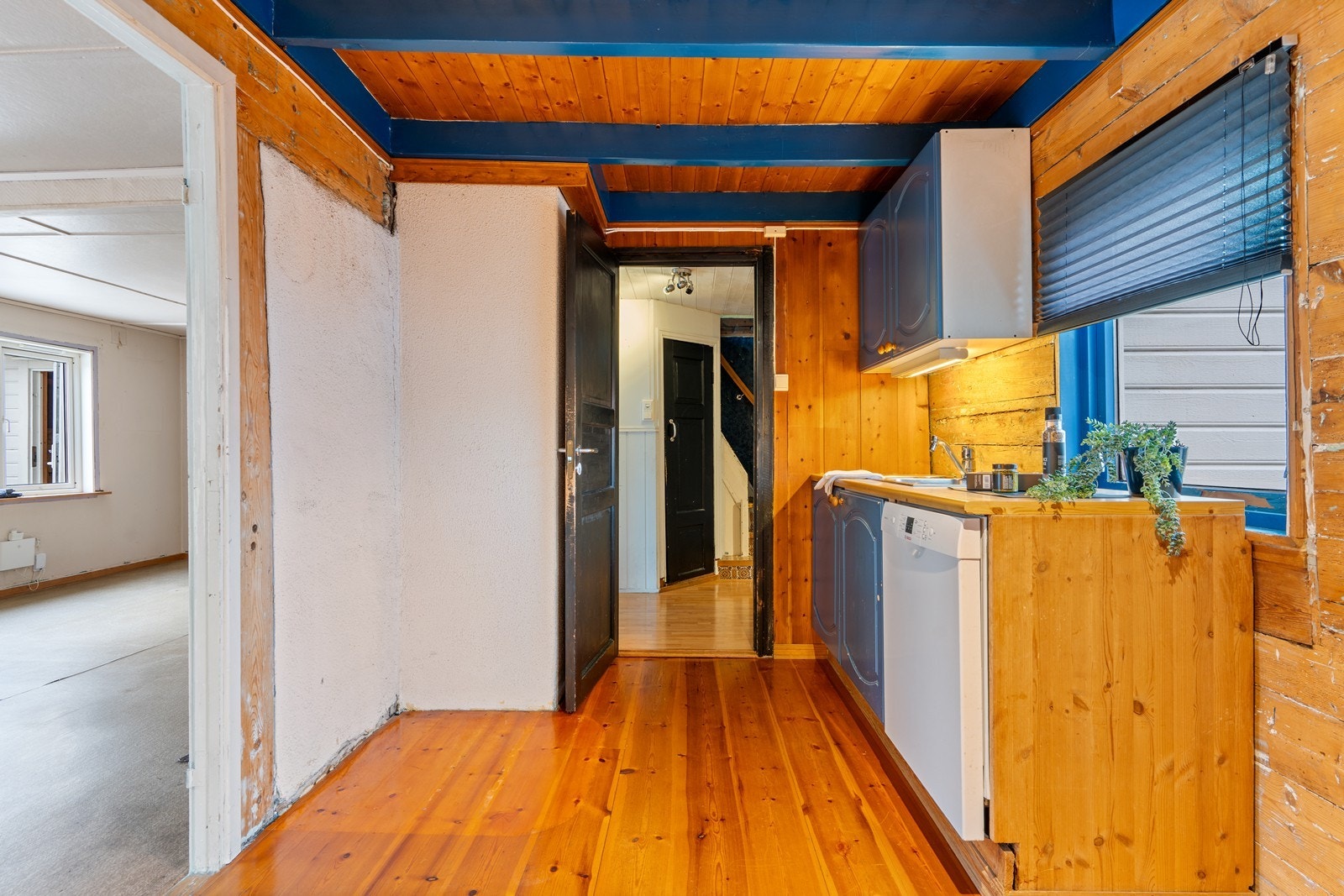 Kjøkken med god skap- og benkeplass Galleribilde