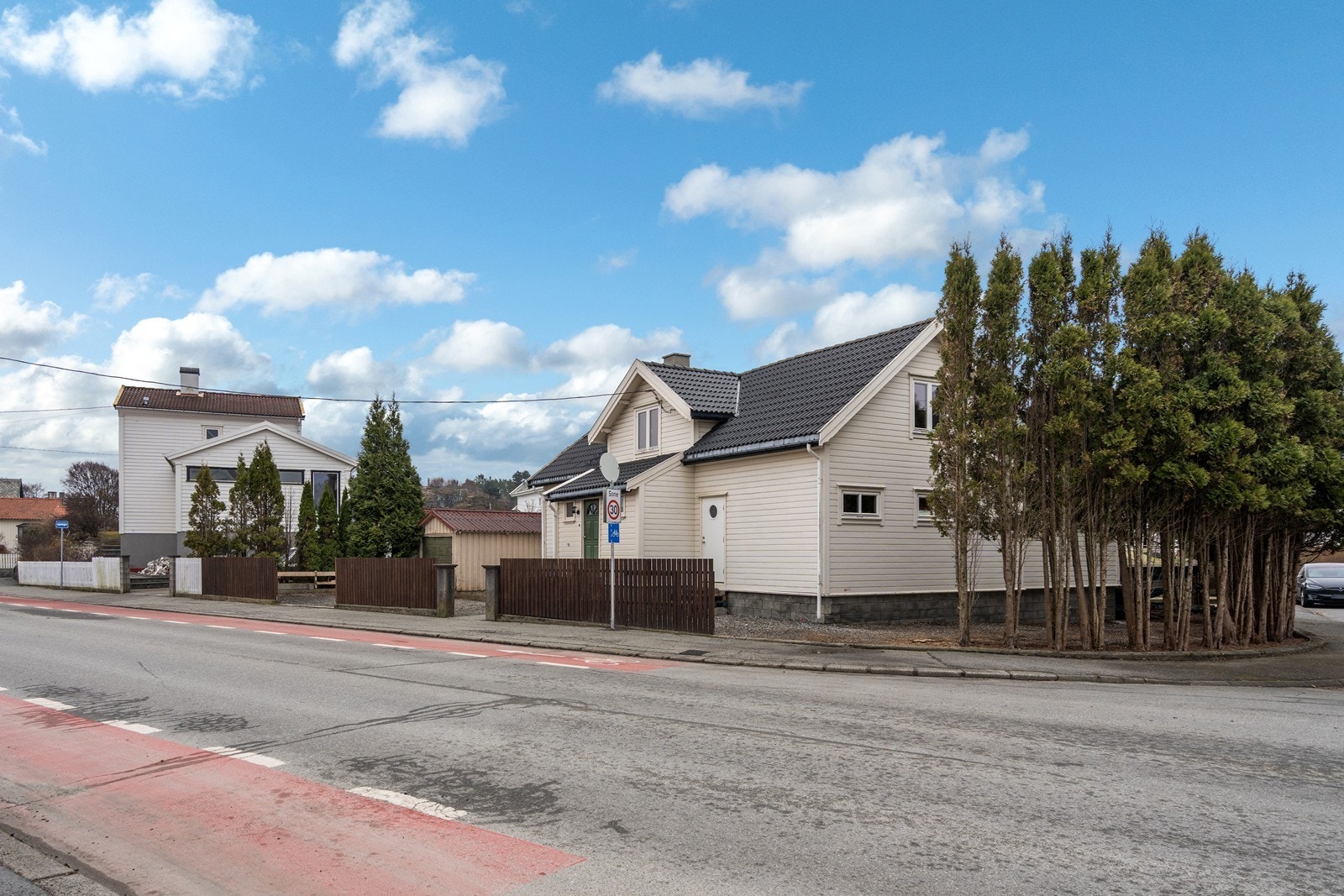 Sentral beliggenhet mellom Skeisvang Videregående skole og Haugebanen Galleribilde