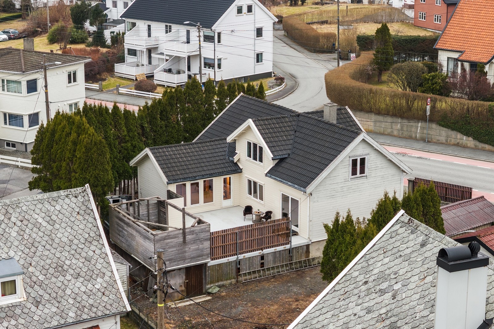 Bolig med godt potensale og stor terrasse/uteområde Galleribilde