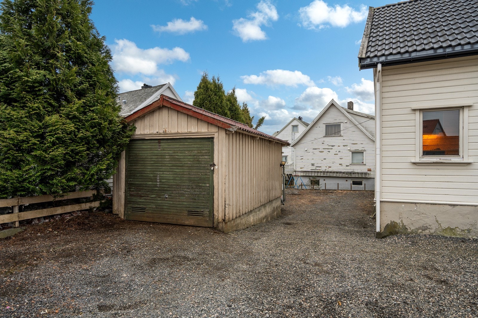 God parkering i gruset gårdsrom Galleribilde