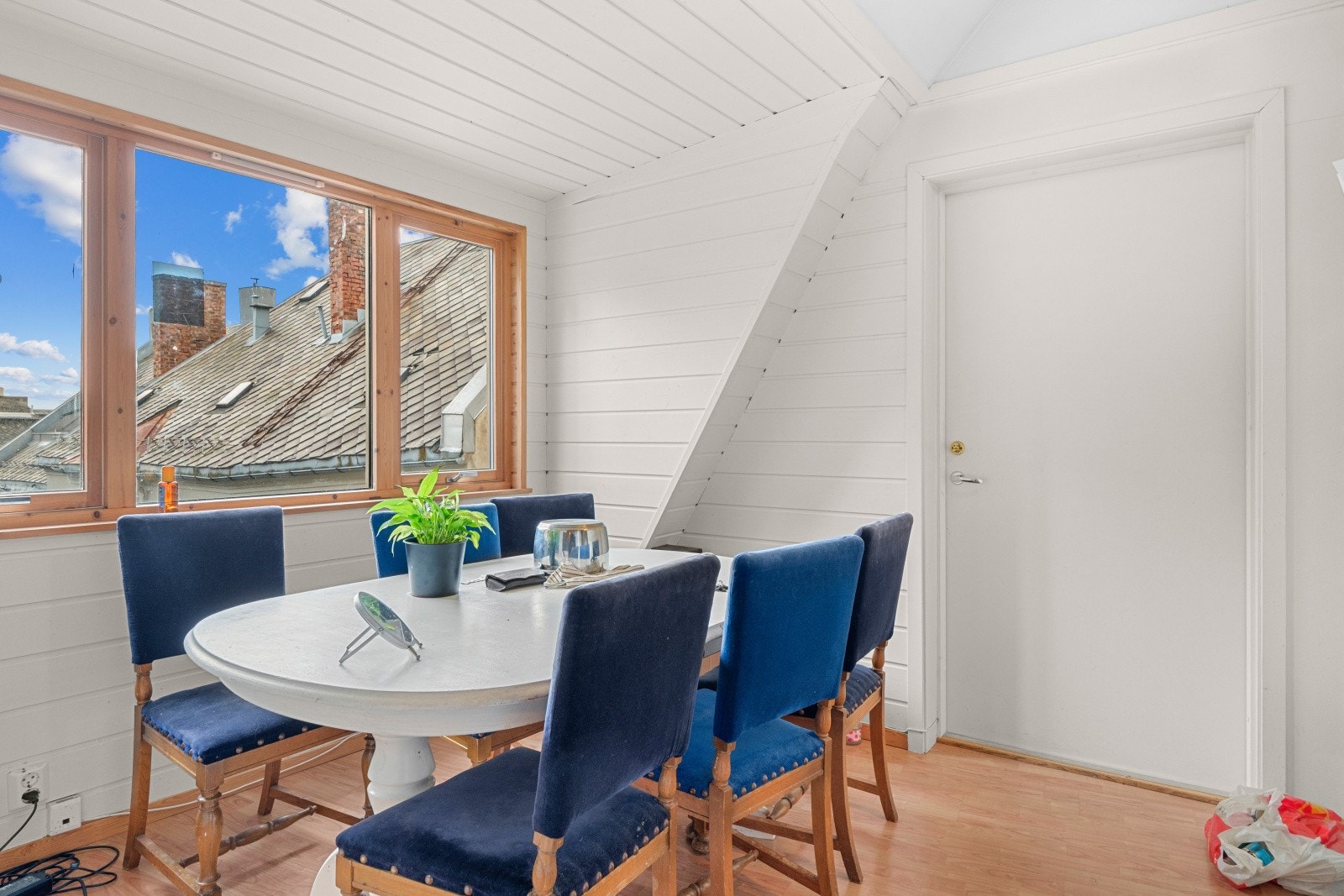 Trivelig spiseplass på kjøkken. God plass til trivelige lag og middager. Galleribilde