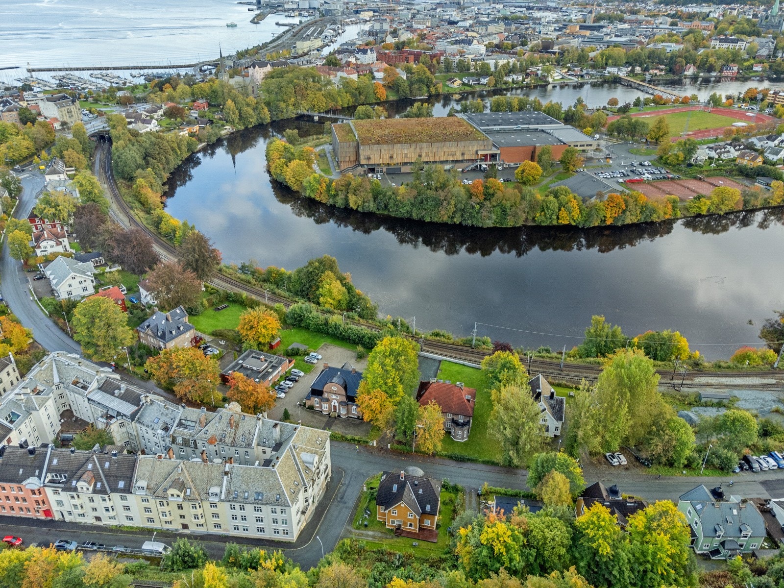 Oversiktsbilde med Nidarøhallen og sentrum i bakgrunnen Galleribilde