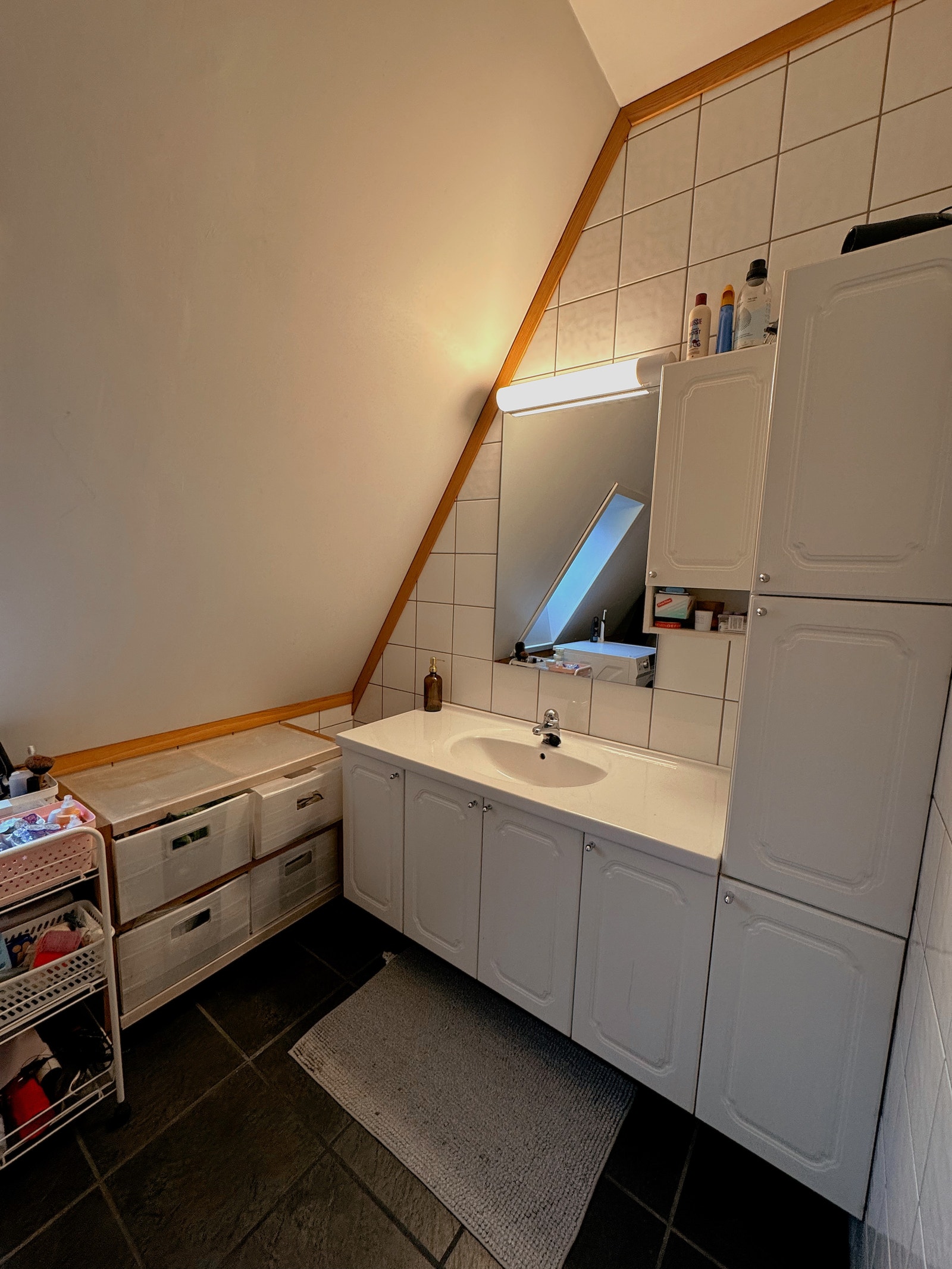 Stort bad. Det er vaskemaskin i leiligheten, i tillegg til fellesvaskeri i kjeller Galleribilde