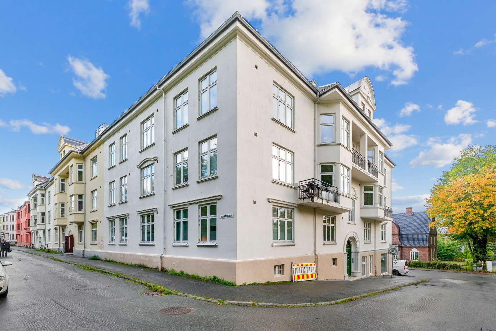 Osloveien 18B fra Bergsligata. Toppleiligheten her som leies ut. Galleribilde