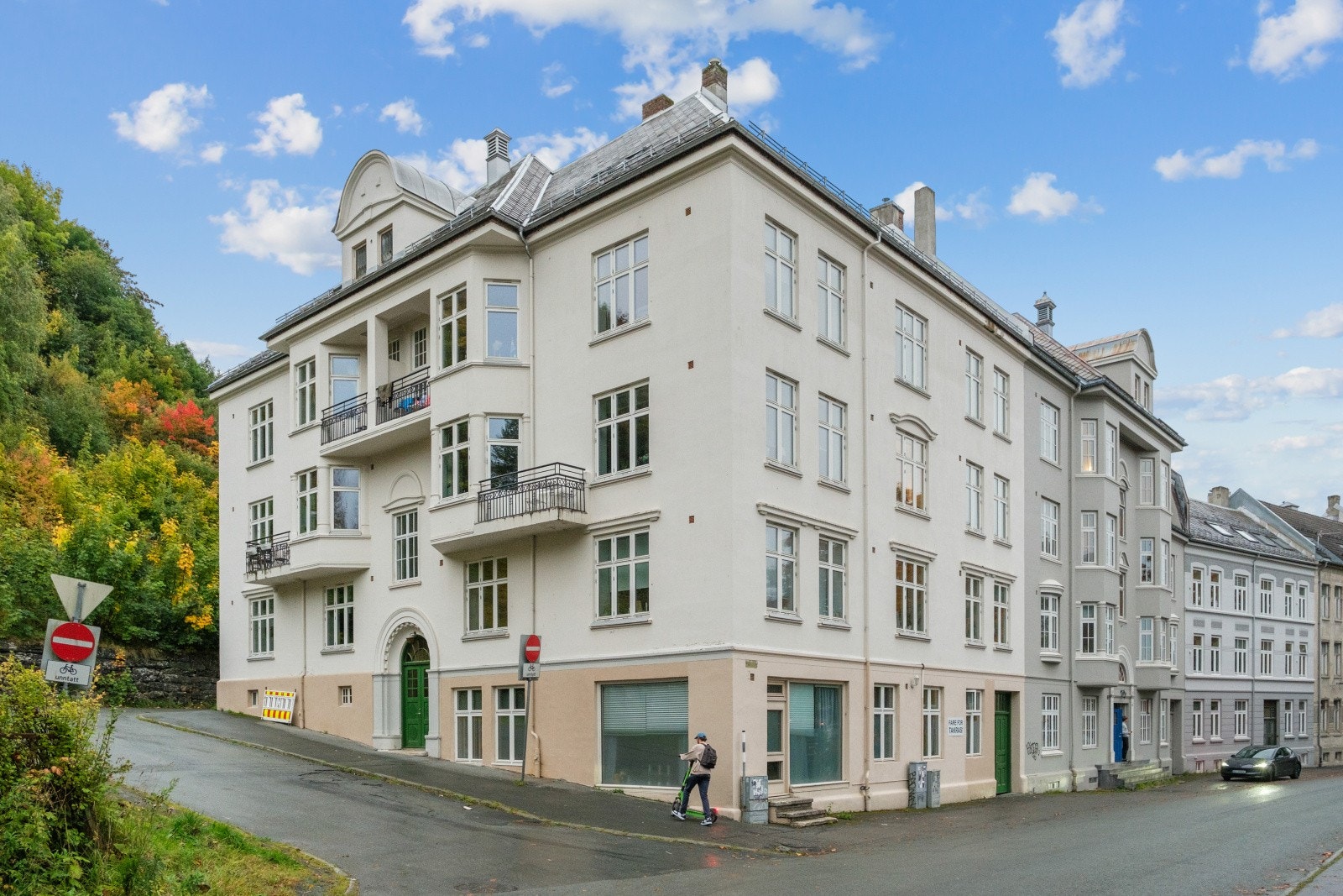 Osloveien 18B. Fra krysset Osloveien / Bergsligata. Hovedinngangsdør og port til bakgård. Galleribilde