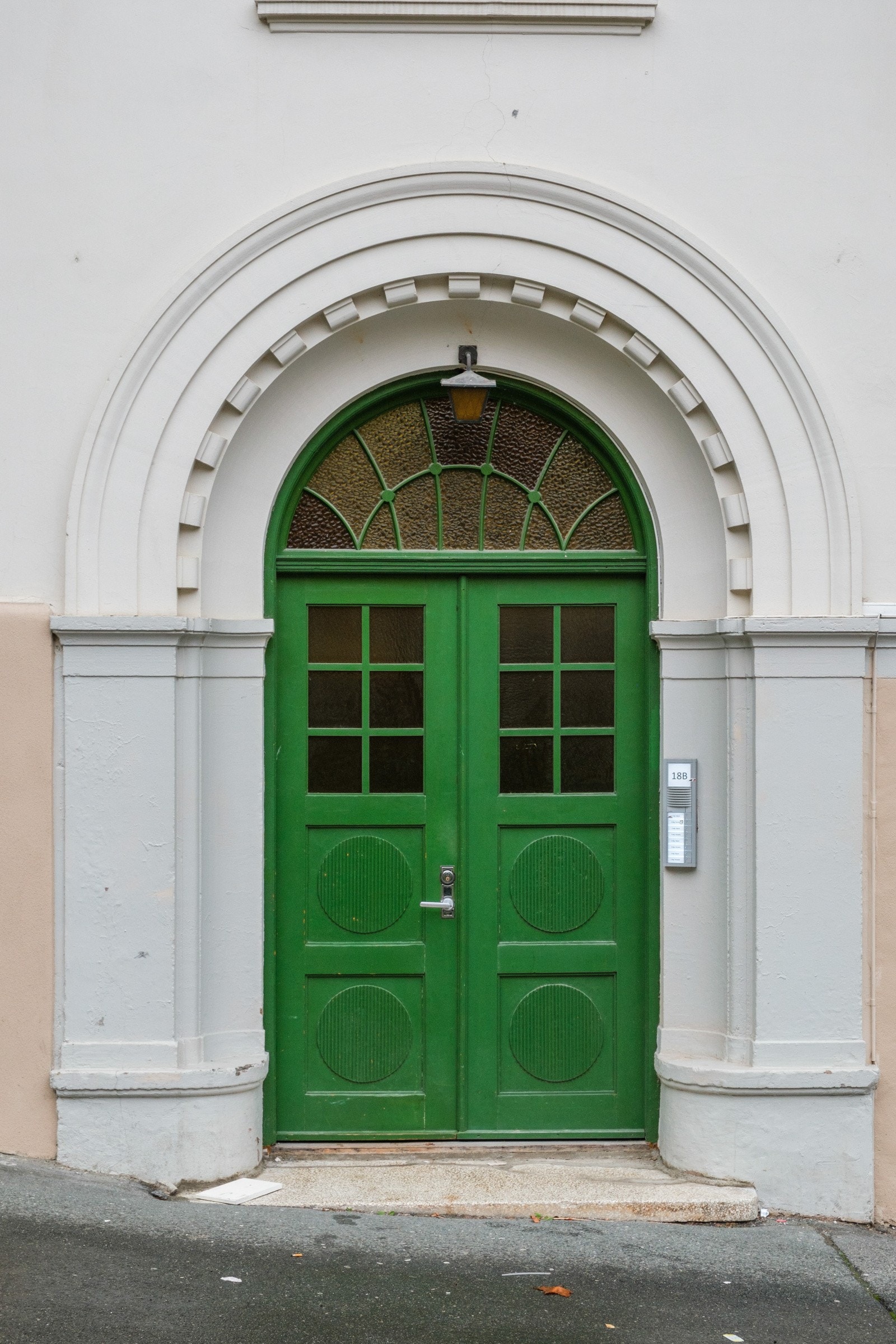 Hovedinngangsdør. Pusset opp i samarbeide med Kulturminnefondet. Sammen med port til bakgård og trappeoppgang. Galleribilde