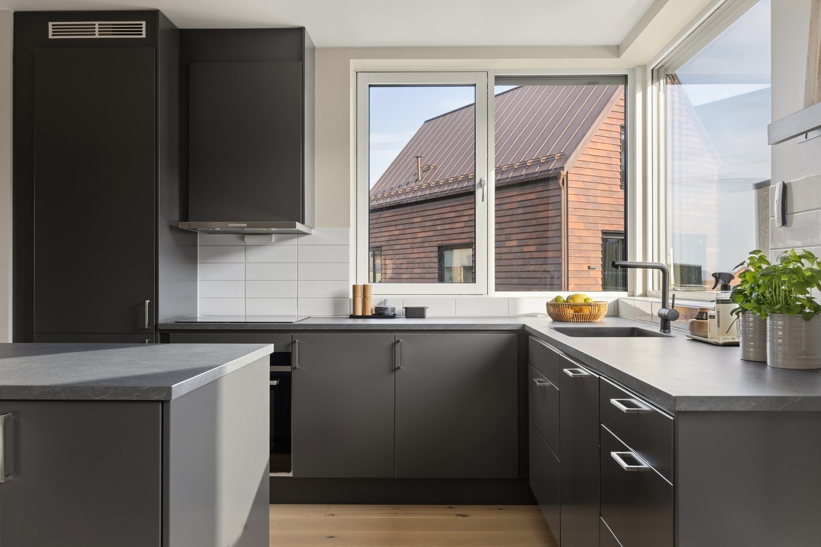 Kjøkkenet er også utstyrt med et integrert vinskap, en av flere oppgraderinger. De store vinduene på kjøkkenet byr på både godt arbeidslys og fin utsikt. Innredningen har slette fronter, laminert benkeplate og integrerte hvitevarer. Galleribilde