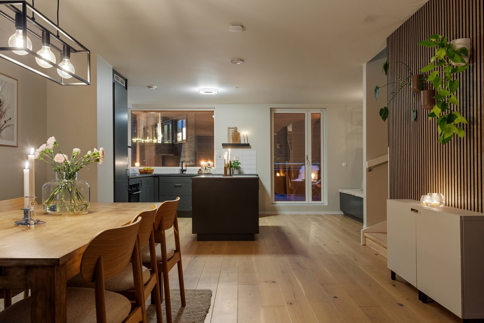 Den åpne planløsningen er ideell for sosiale sammenkomsterHuset holder høy og god standard med blant annet vannbåren varme i gulvene og balansert ventilasjon med varmegjenvinning. Galleribilde