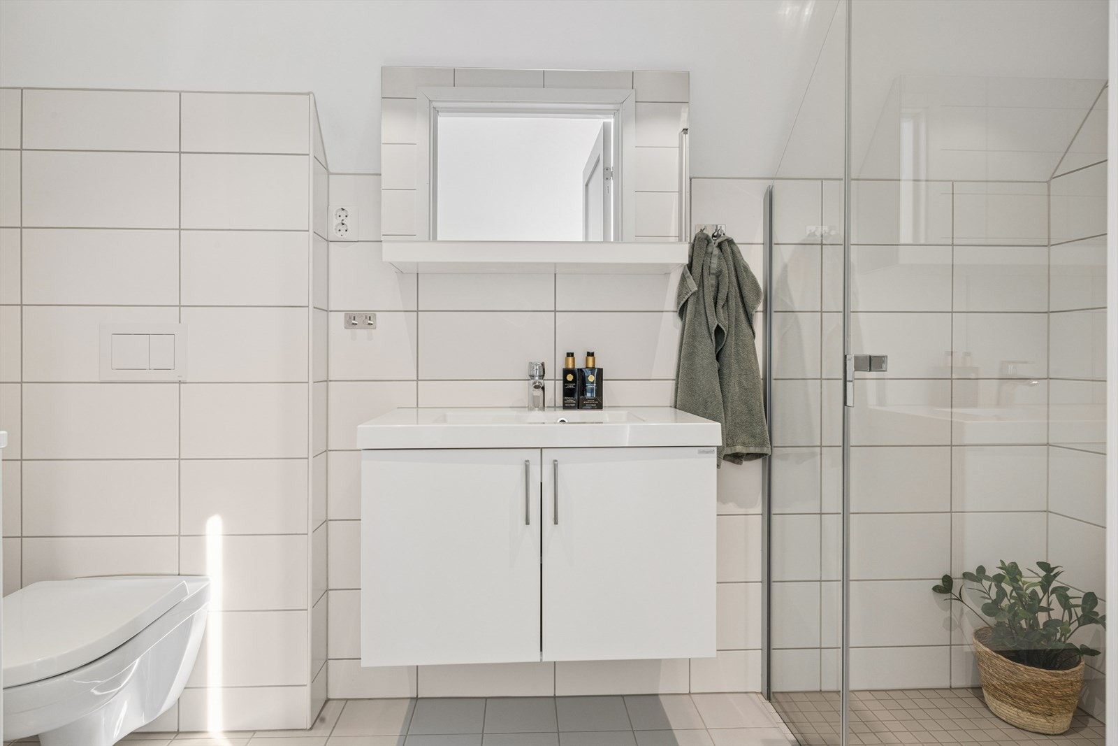 I tilknytning til soverommet i loftsetasjen er det et delikat og helfliset bad nr 2. Galleribilde