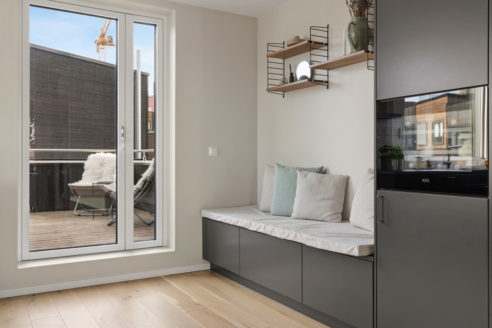 Fra kjøkkenet er det utgang til en av boligens to uteplasser. Galleribilde