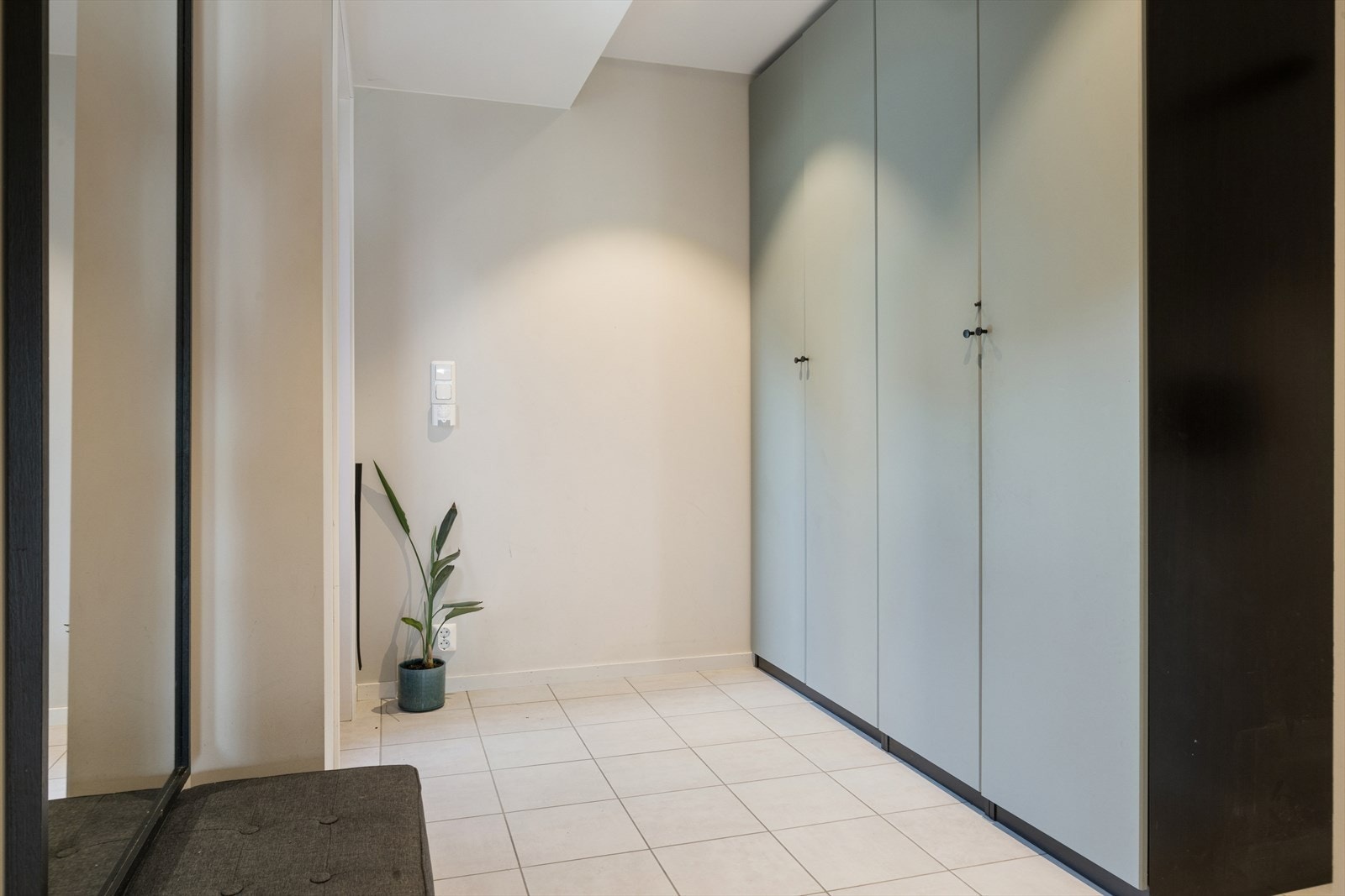 En lys og innbydende entré ønsker deg velkommen inn. Galleribilde