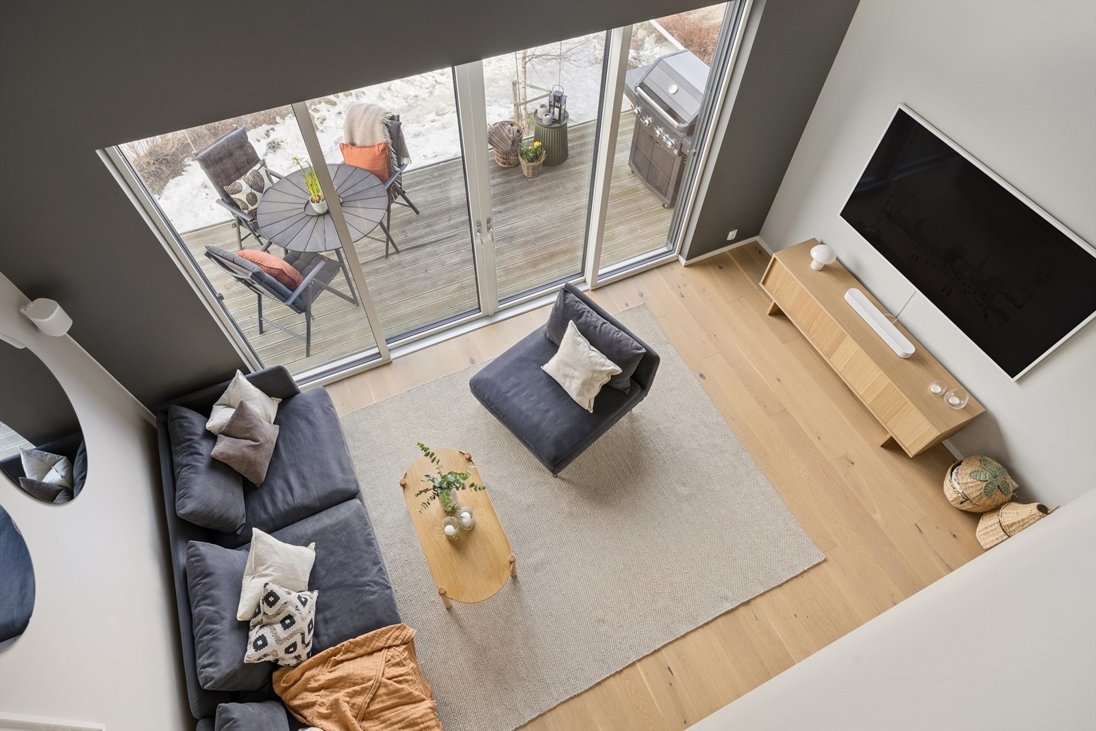 Fra loftstuen har man oversikt ned mot stuen, noe som forsterker den åpne følelsen. Den generøse takhøyden i stuen skaper en usedvanlig god romfølelse. Galleribilde