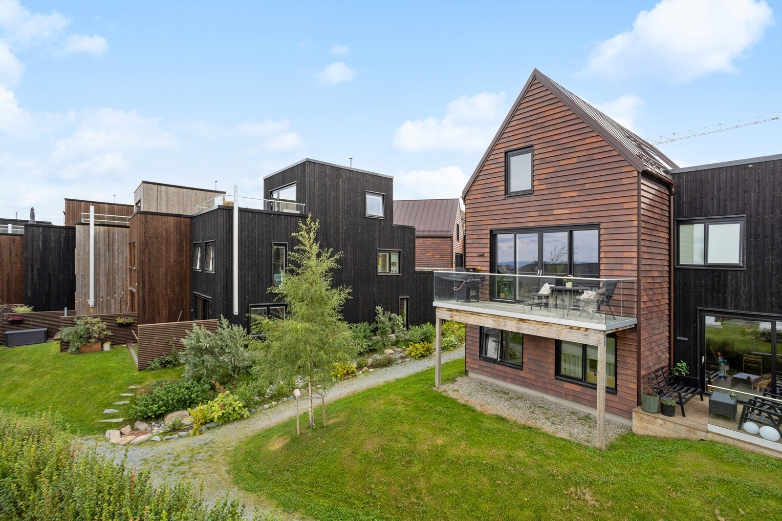 Dette er et innholdsrikt og moderne enderekkehus 2021, perfekt for familien som ønsker en enkel hverdag i et trygt nabolag. Galleribilde