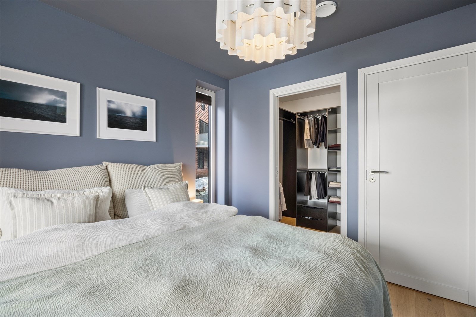 Fra hovedsoverommet er det direkte adkomst til et praktisk walk-in-closet. Galleribilde