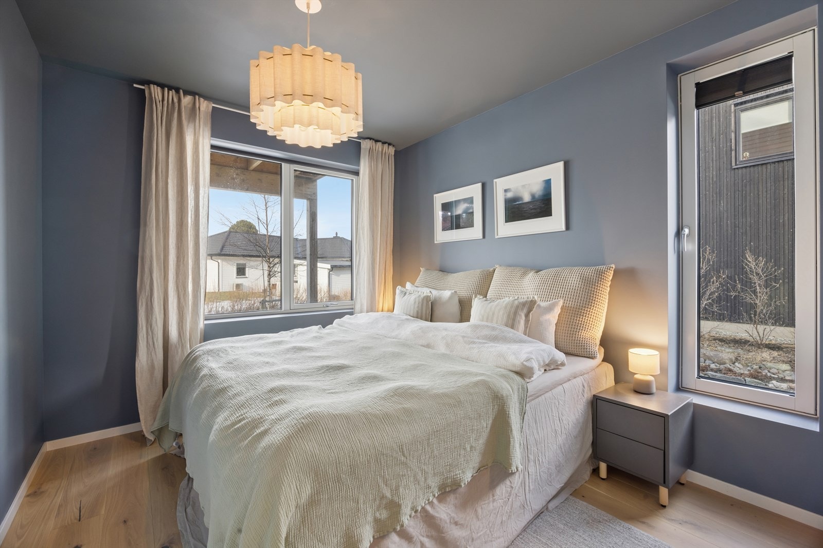 Videre ned i 1.etg har vi boligens tre andre soverom. Hovedsoverommet er romslig med plass til dobbeltseng og tilhørende møblement. Galleribilde