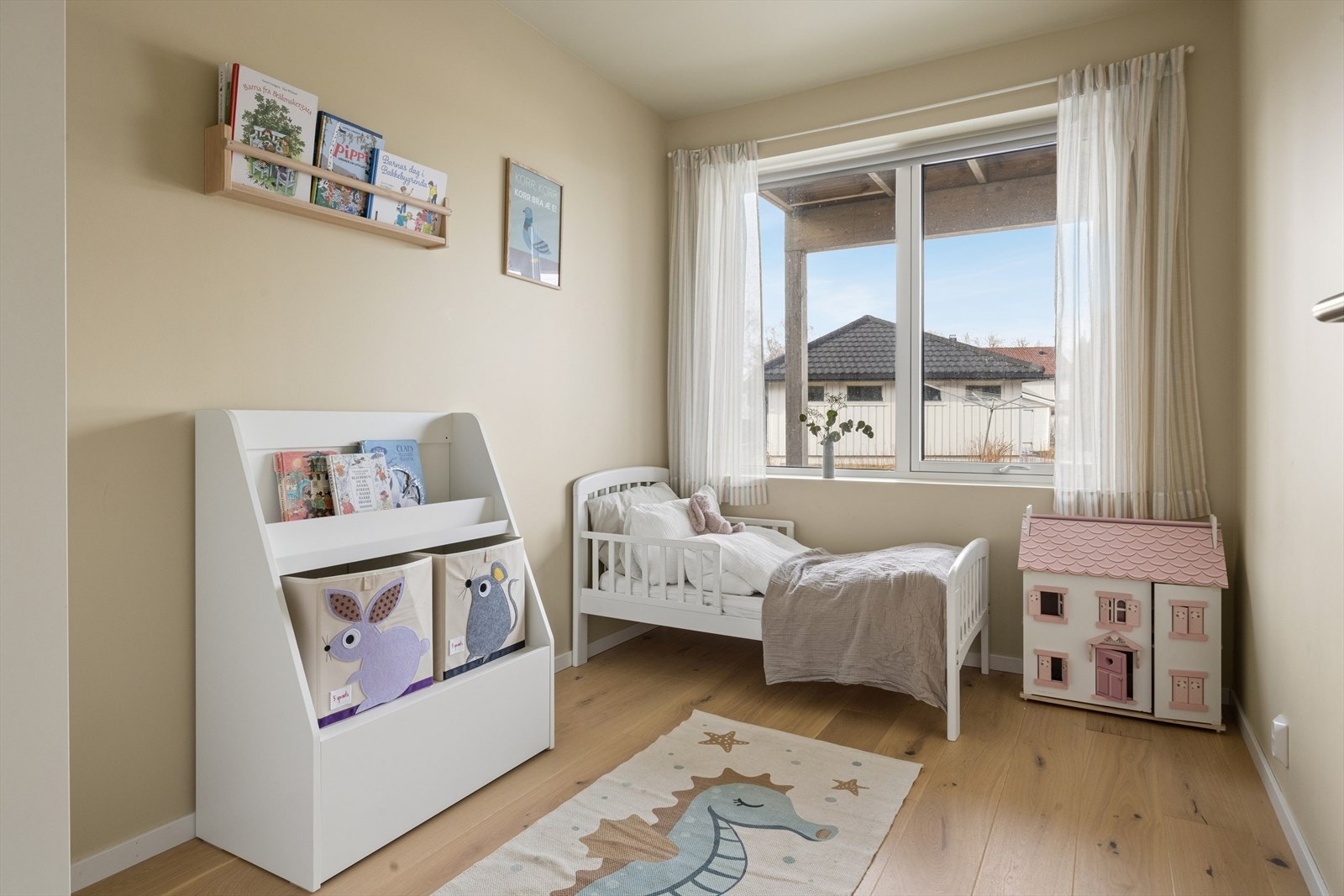 Et koselig soverom for den aller minste. God plass for lek og moro. Galleribilde