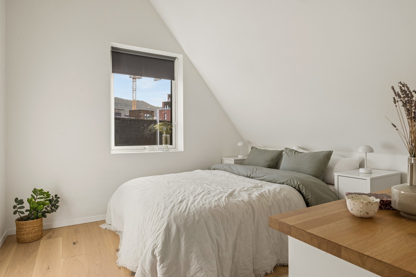 Soverommet på loftet er lunt og privat, med takvindu som gir godt med lys. Galleribilde