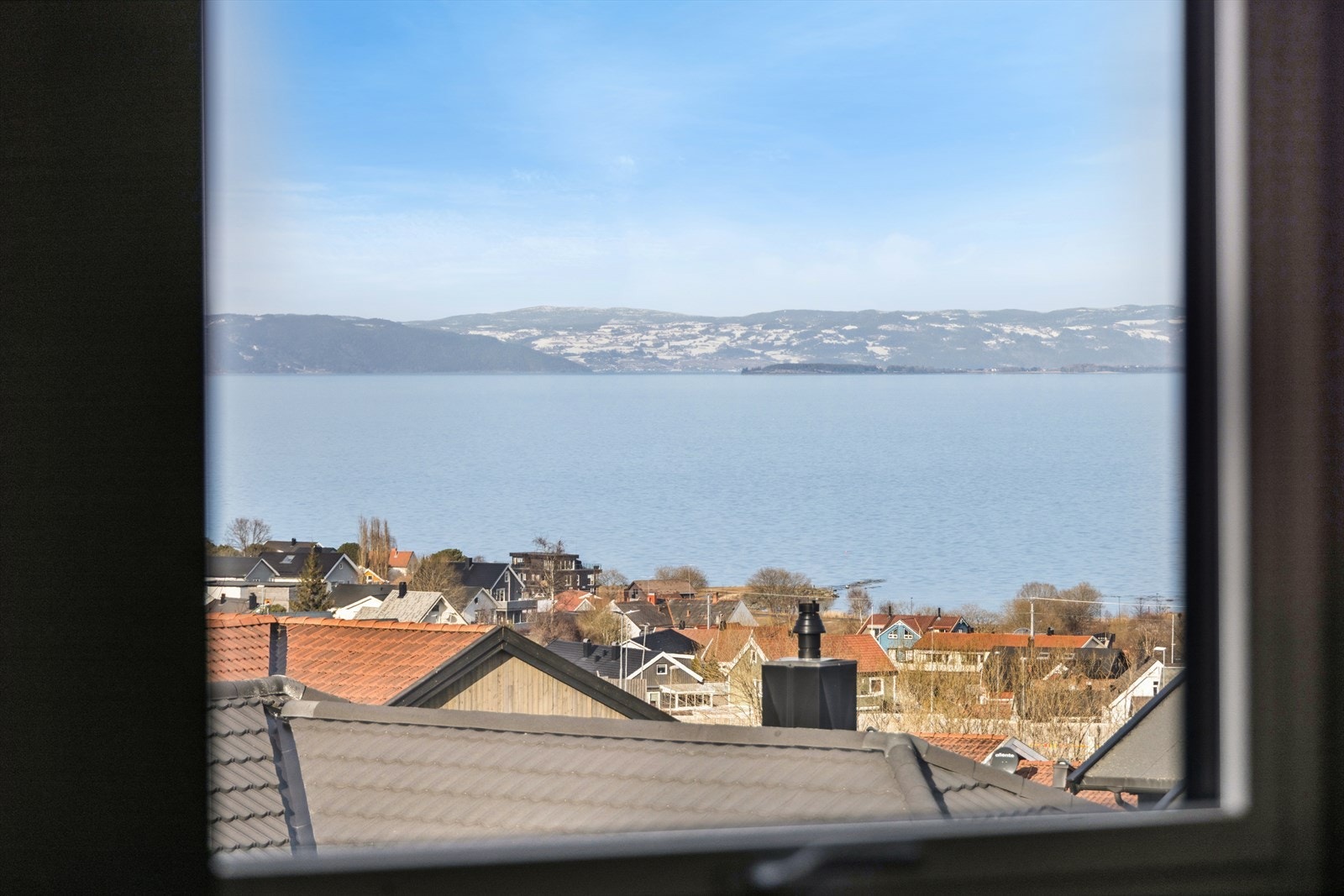 Nærheten til både fjorden og marka gir rikelig med muligheter for turer. Galleribilde