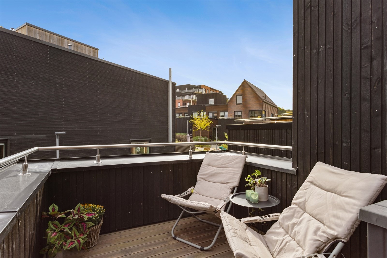 På godværsdager er veien kort fra kjøkkenet og ut til denne verandaen. Galleribilde