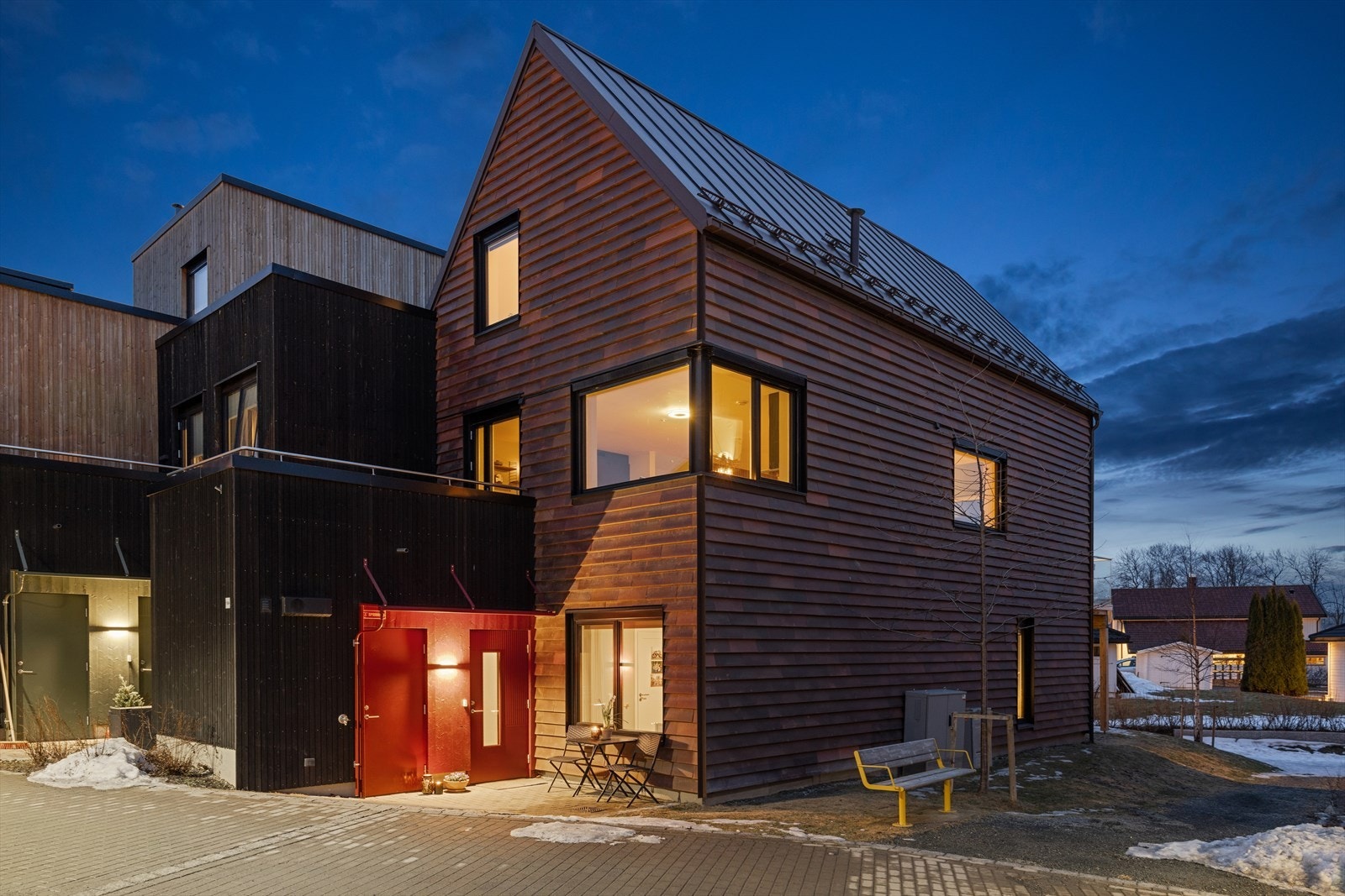 Fast parkeringsplass med elbillader medfølger i felles parkeringskjeller. Ved inngangen er det også en oppvarmet utebod på 5 m². Galleribilde