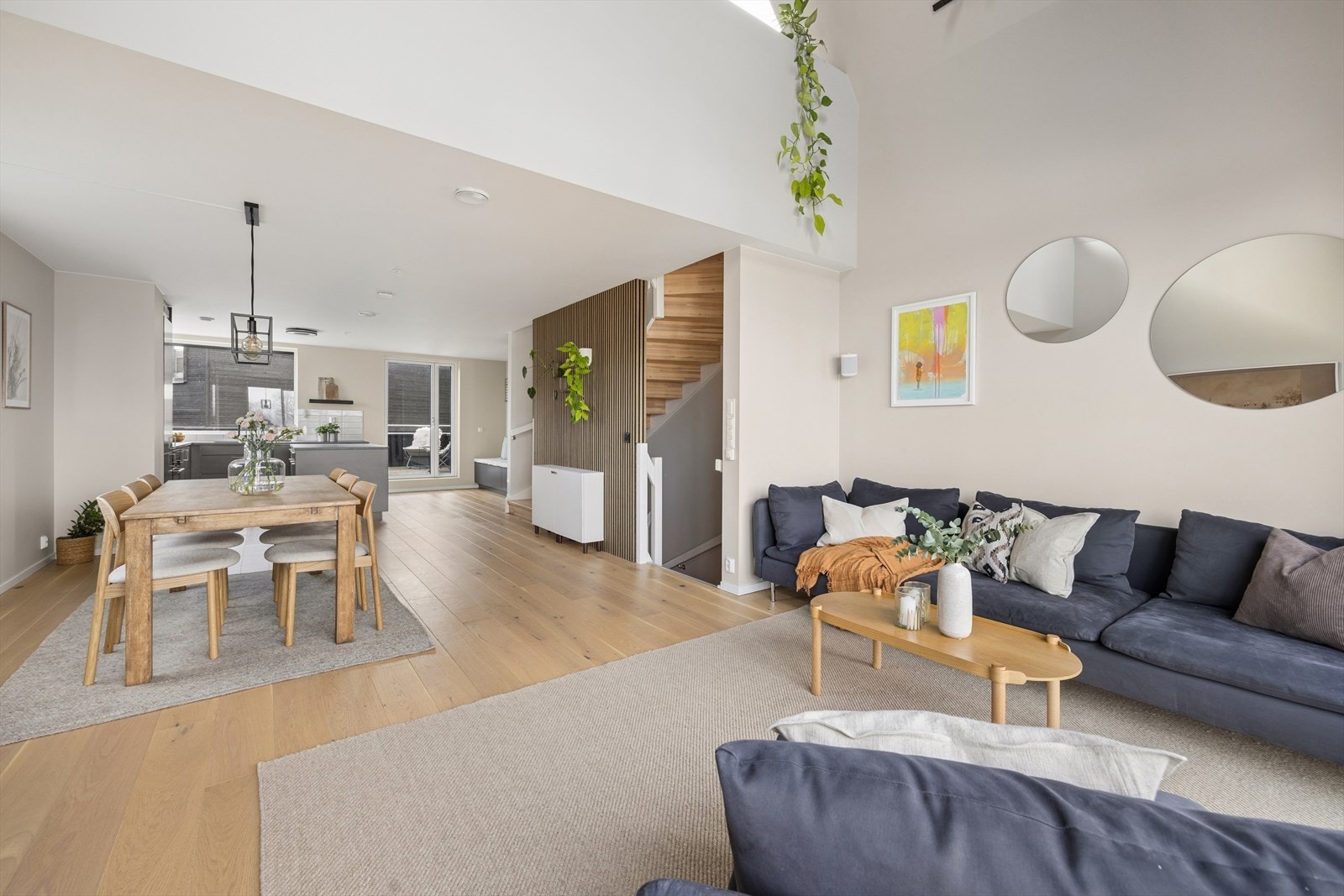 Spisestuen fungerer som et naturlig bindeledd mellom kjøkkenet og stuen. Galleribilde