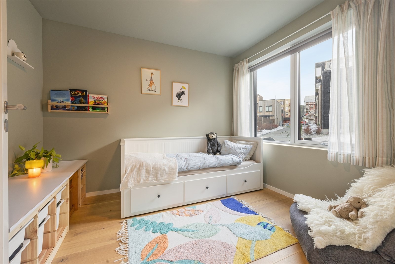 Alle rom har gjennomgående malte overflater og gode lysforhold fra store vindusflater. Galleribilde