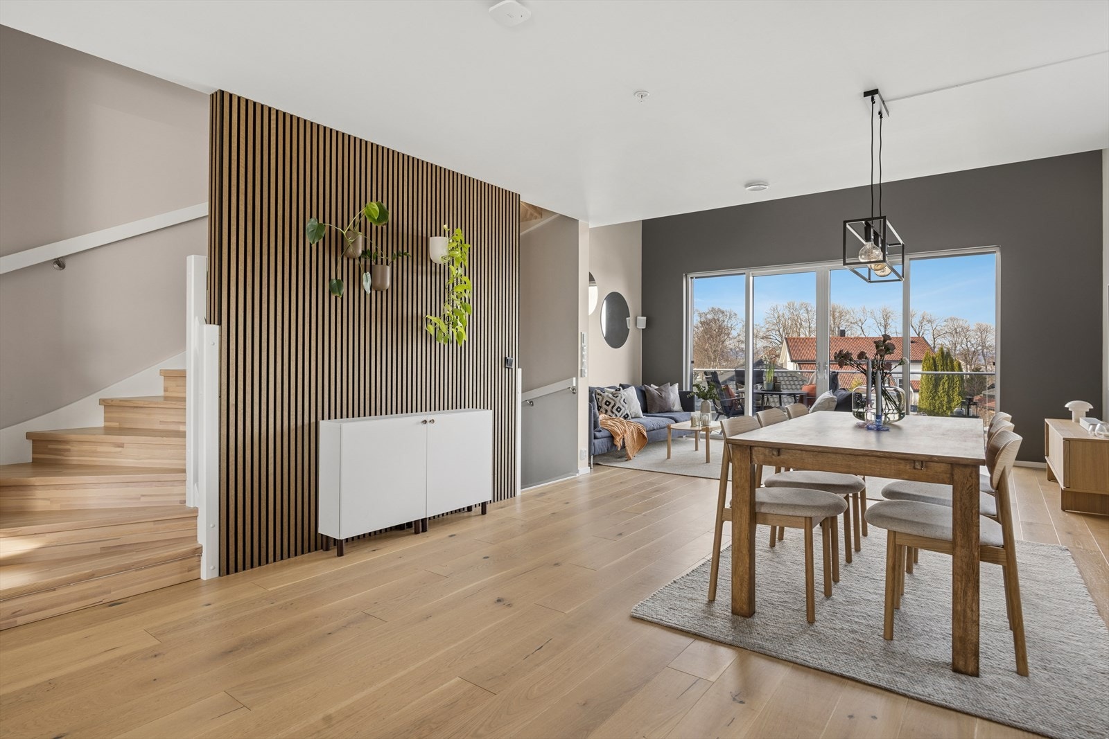 En flott og dekorativ spilevegg skaper en lun sone ved trappeløpet. Galleribilde