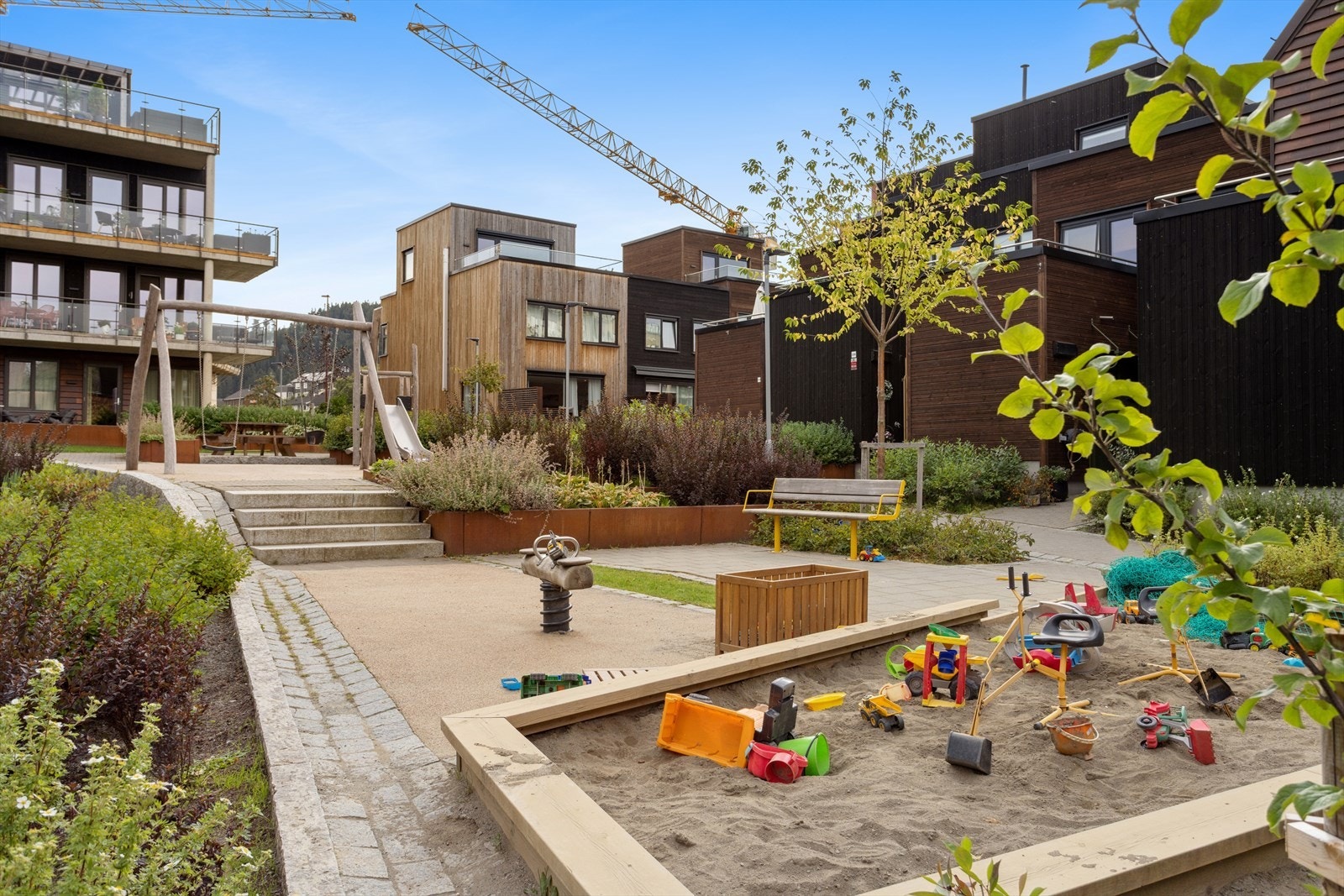 Rett utenfor døren finnes lekeplasser og grønne fellesarealer. Med bilfrie internveier og mange lekeplasser er det trygge rammer og gode oppvekstvilkår for de minste. Galleribilde
